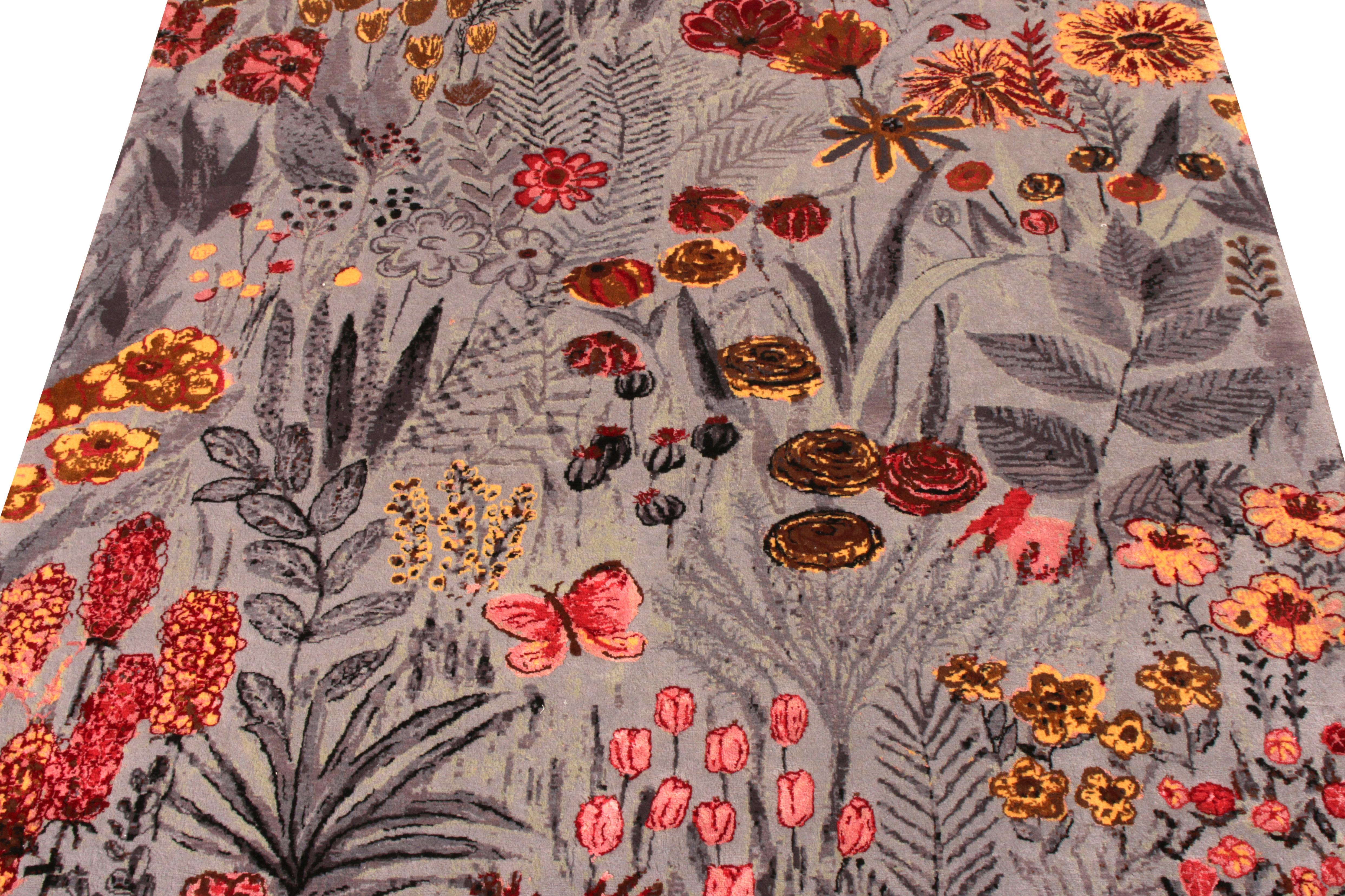 Rug & Kilim's Seirafian Style Teppich mit grauem und rotem Blumenmuster (Art déco) im Angebot