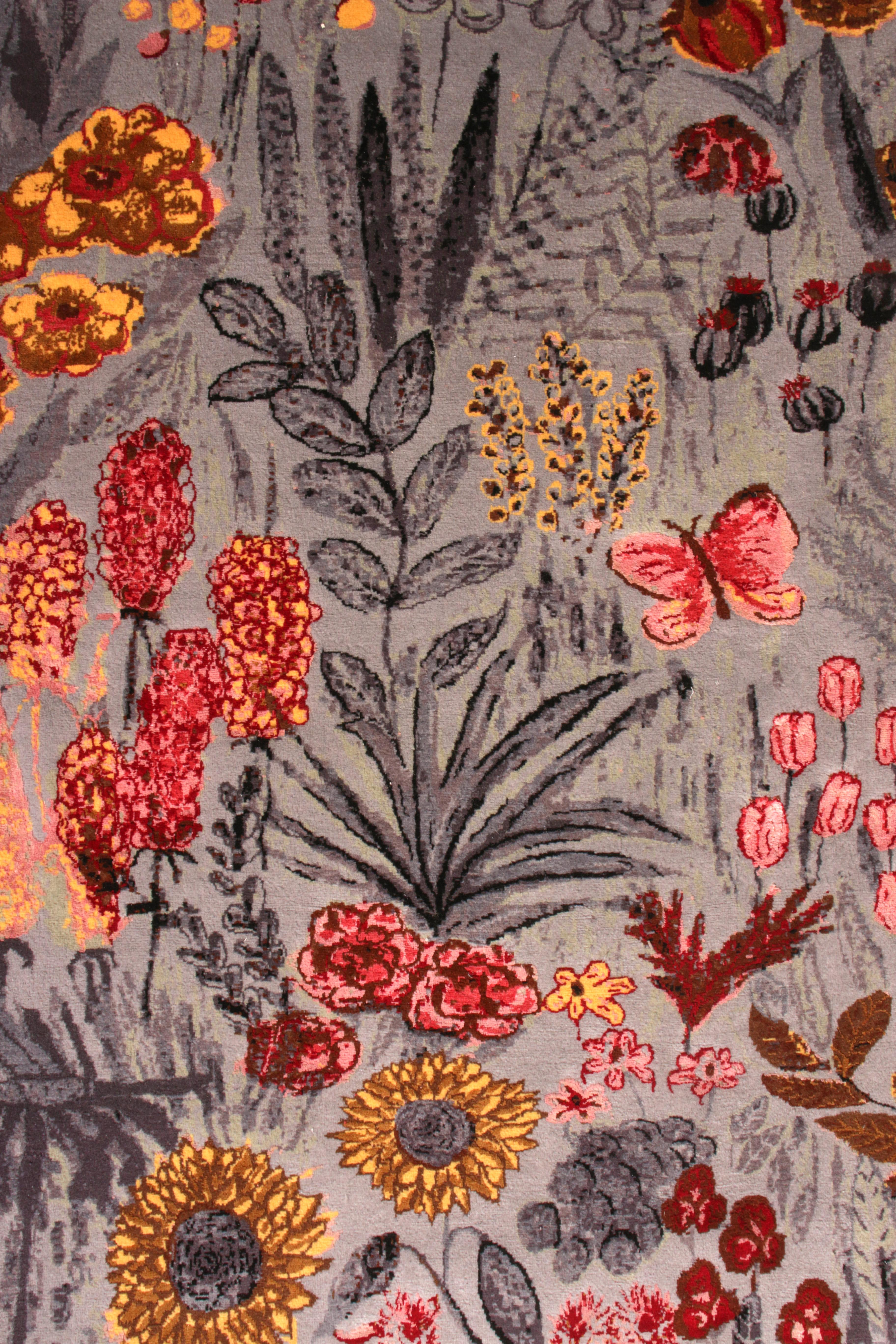 Rug & Kilim's Seirafian Style Teppich mit grauem und rotem Blumenmuster (Indisch) im Angebot