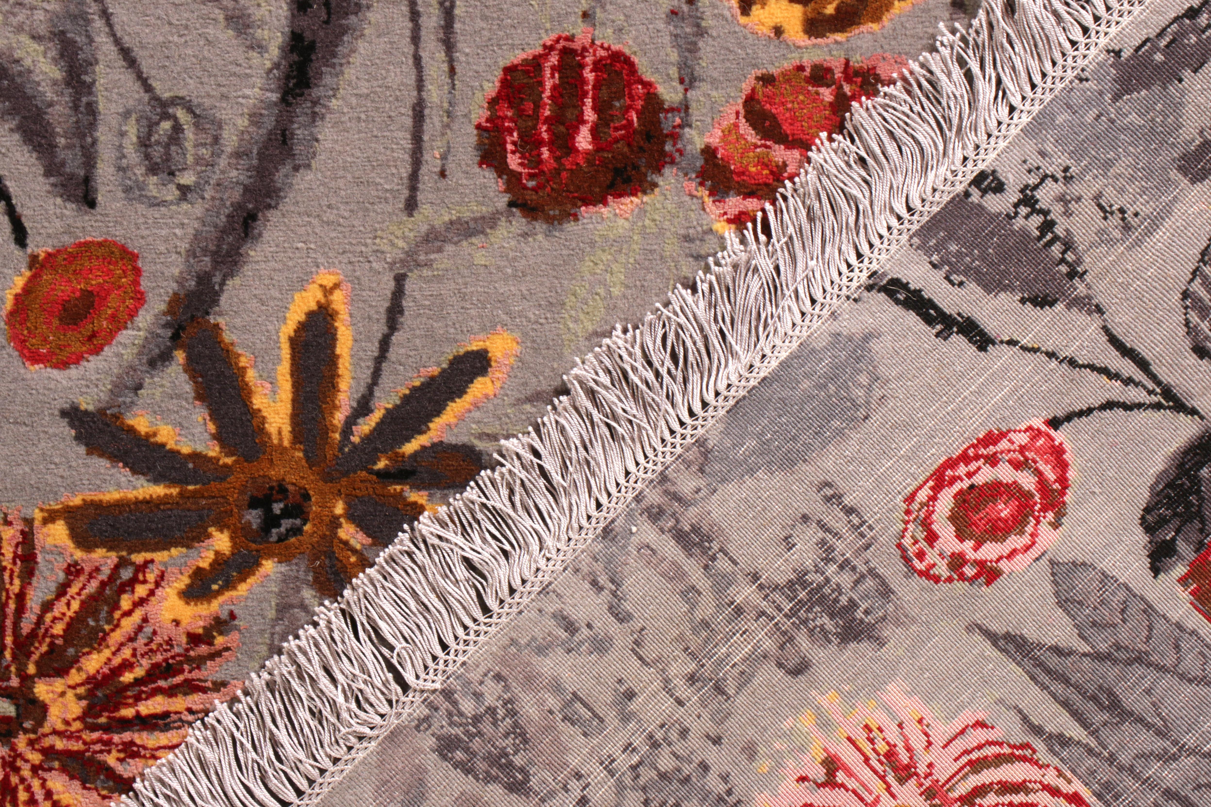 Rug & Kilim's Seirafian Style Teppich mit grauem und rotem Blumenmuster (Handgeknüpft) im Angebot