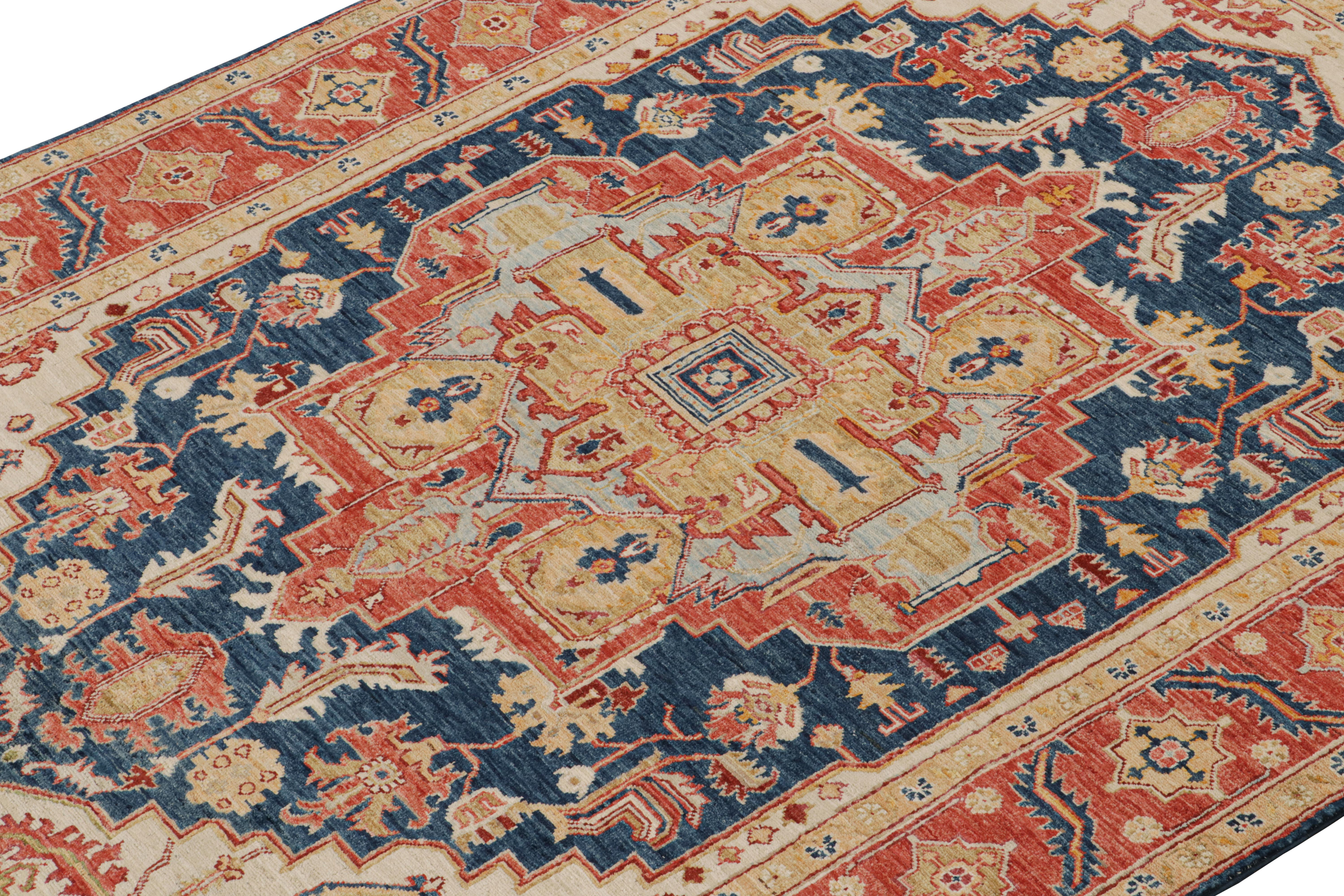 Rug & Kilim's Serapi-Teppich in Marineblau mit goldenem und rotem Medaillon (Afghanisch) im Angebot