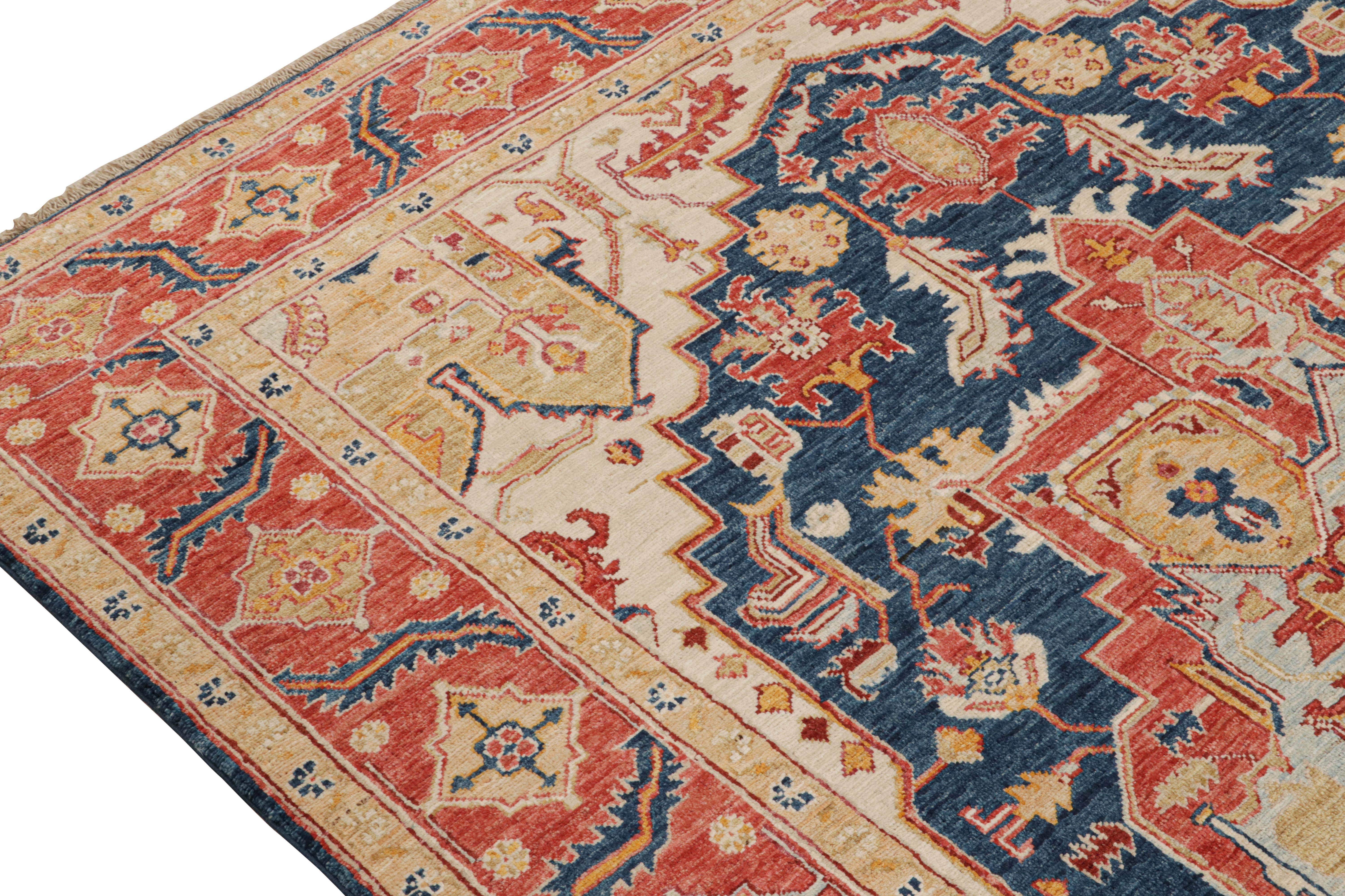 Noué à la main Tapis de style Serapi de Rug & Kilim en bleu marine avec médaillon or et rouge en vente