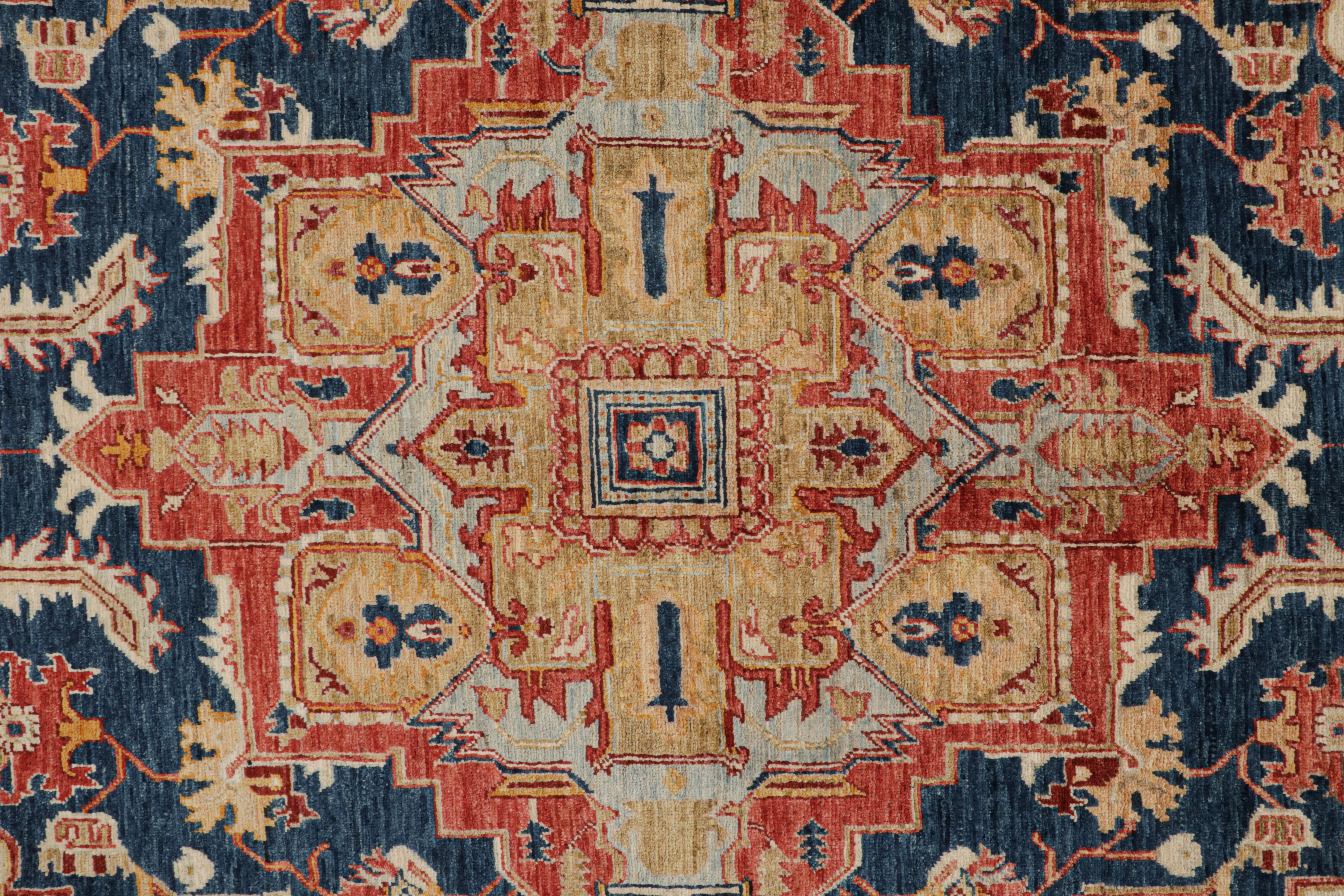 Tappeto in stile Serapi di Rug & Kilim in blu navy con medaglione oro e rosso In condizioni Nuovo in vendita a Long Island City, NY