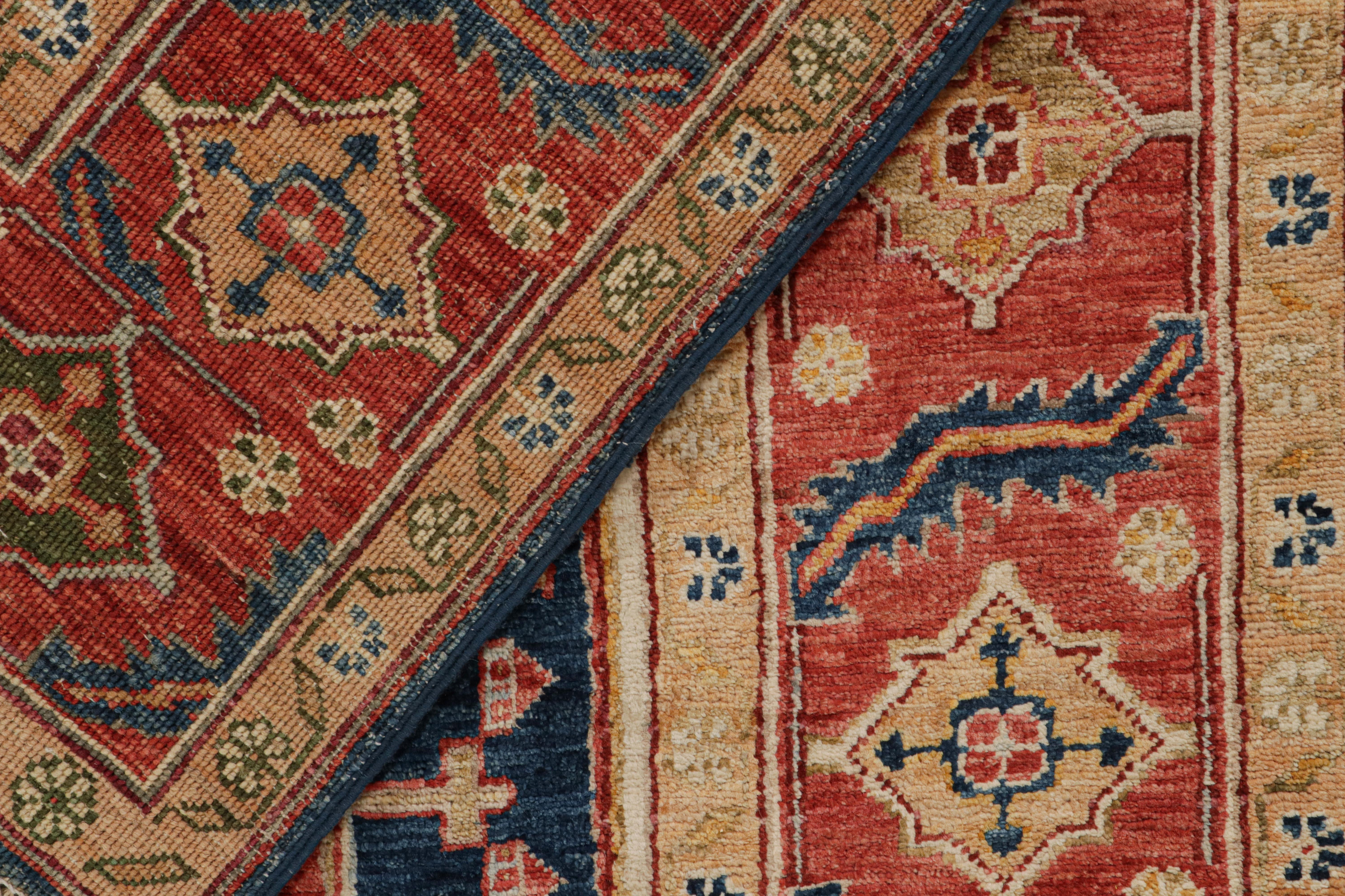 XXIe siècle et contemporain Tapis de style Serapi de Rug & Kilim en bleu marine avec médaillon or et rouge en vente