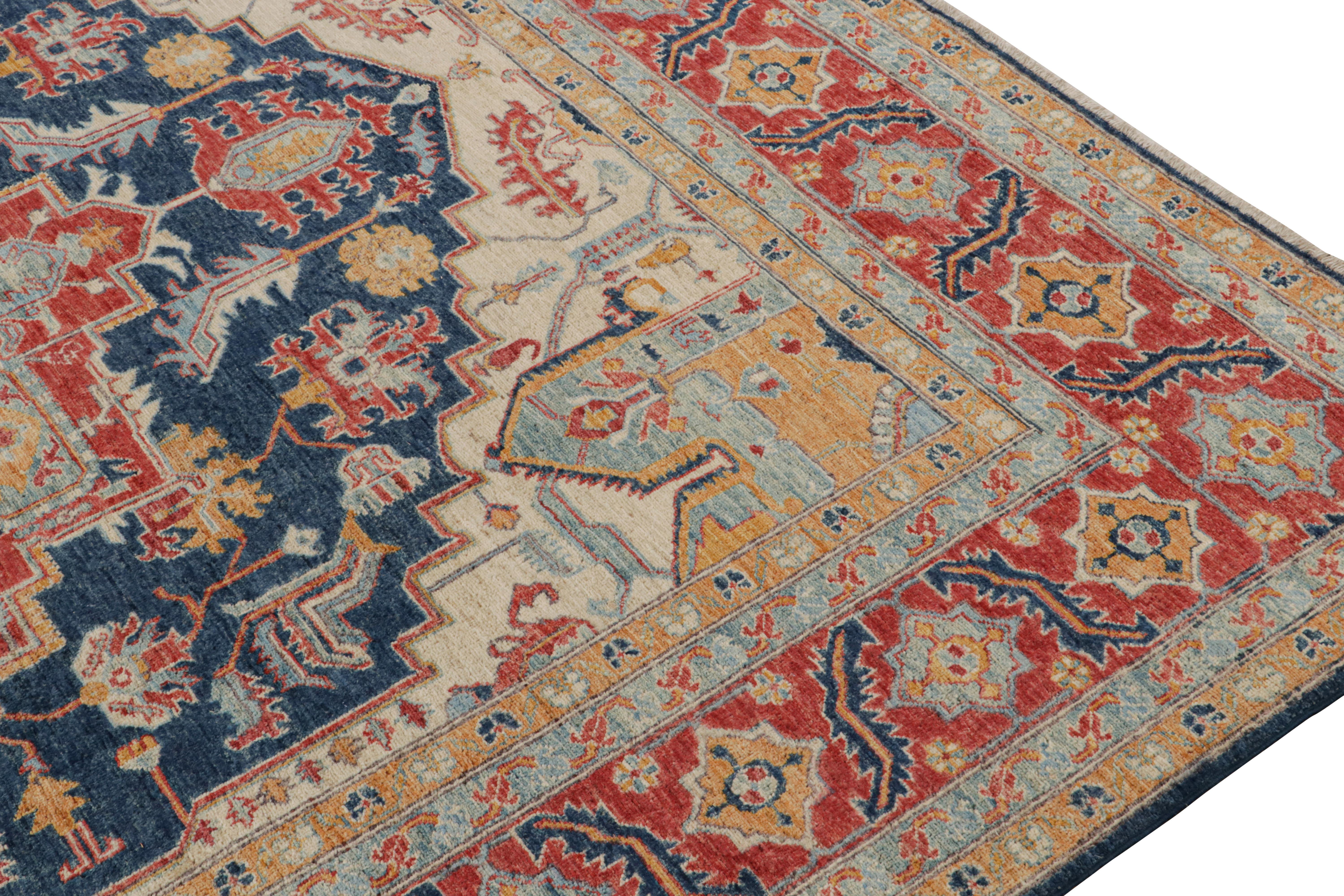 Rug & Kilim's Serapi Style rug in Red, Blue & Gold with Medallion Pattern (tapis de style sérapi en rouge, bleu et or avec motif de médaillon) Neuf - En vente à Long Island City, NY