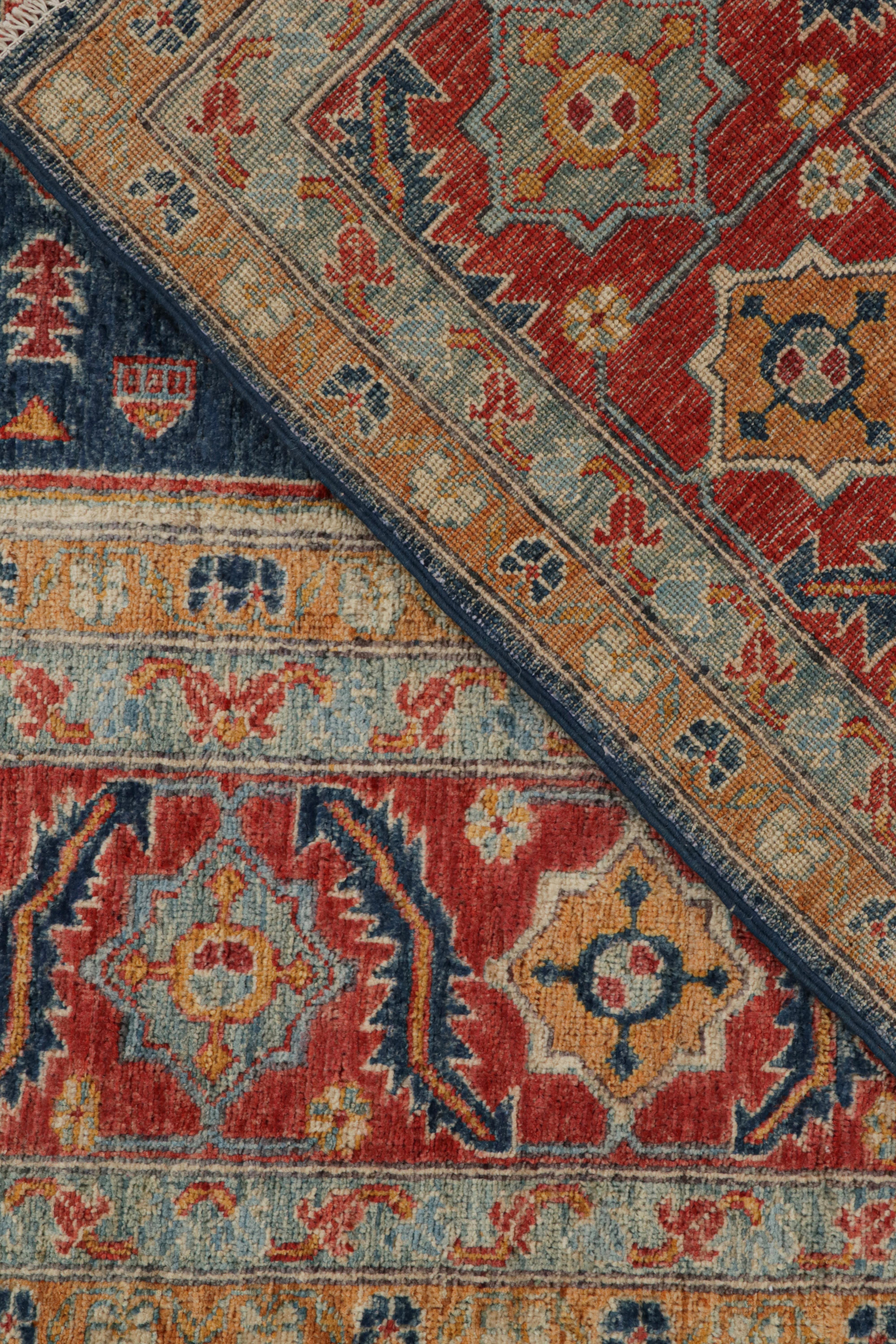 Laine Rug & Kilim's Serapi Style rug in Red, Blue & Gold with Medallion Pattern (tapis de style sérapi en rouge, bleu et or avec motif de médaillon) en vente