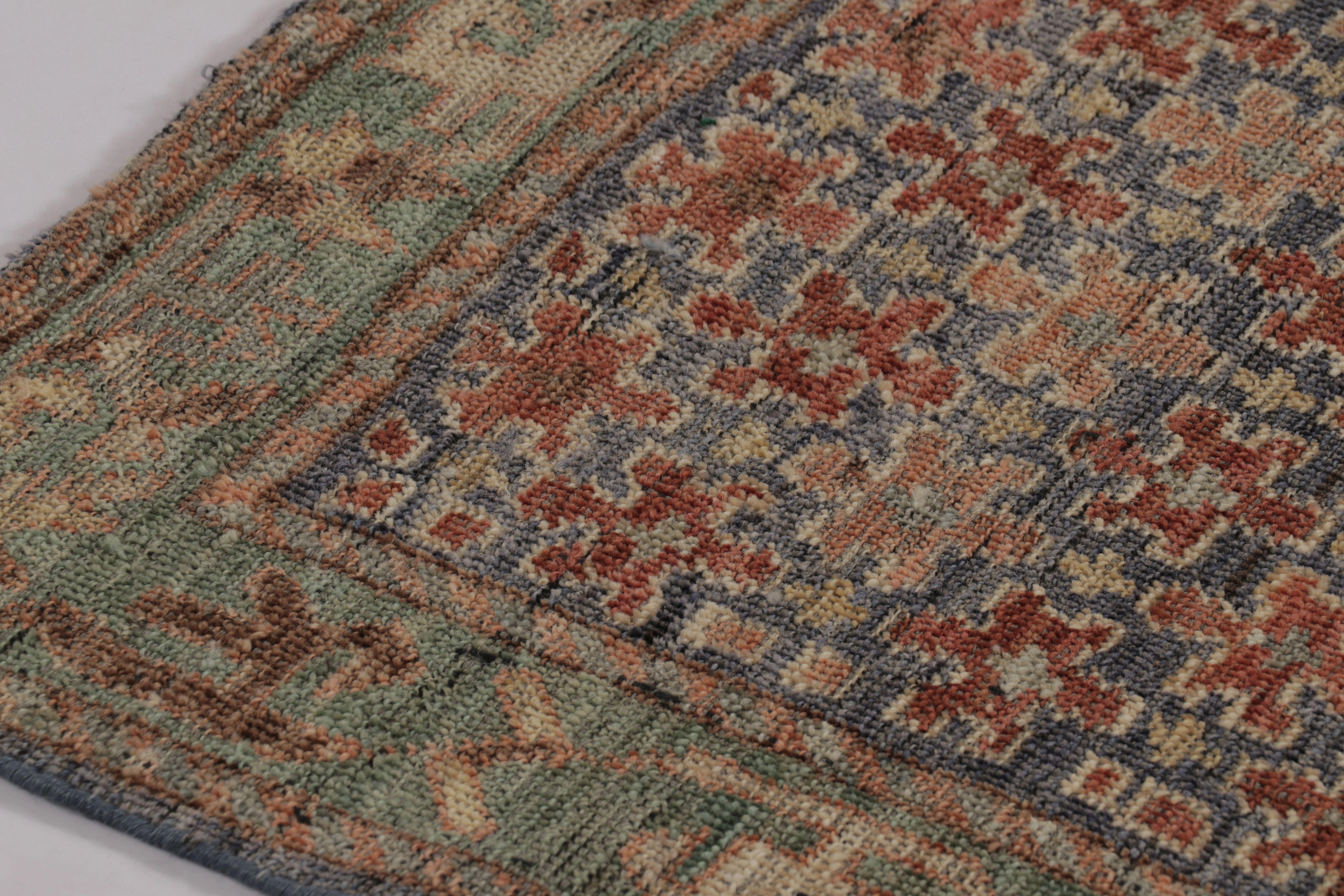 Realizzato in resistente lana annodata a mano, questo tappeto 3x3 è un'eccezionale novità della collezione Burano di Rug & Kilim. Questo pezzo è profondamente ispirato a un particolare tessuto persiano della tribù Shahsavan: un'antica borsa Soumac