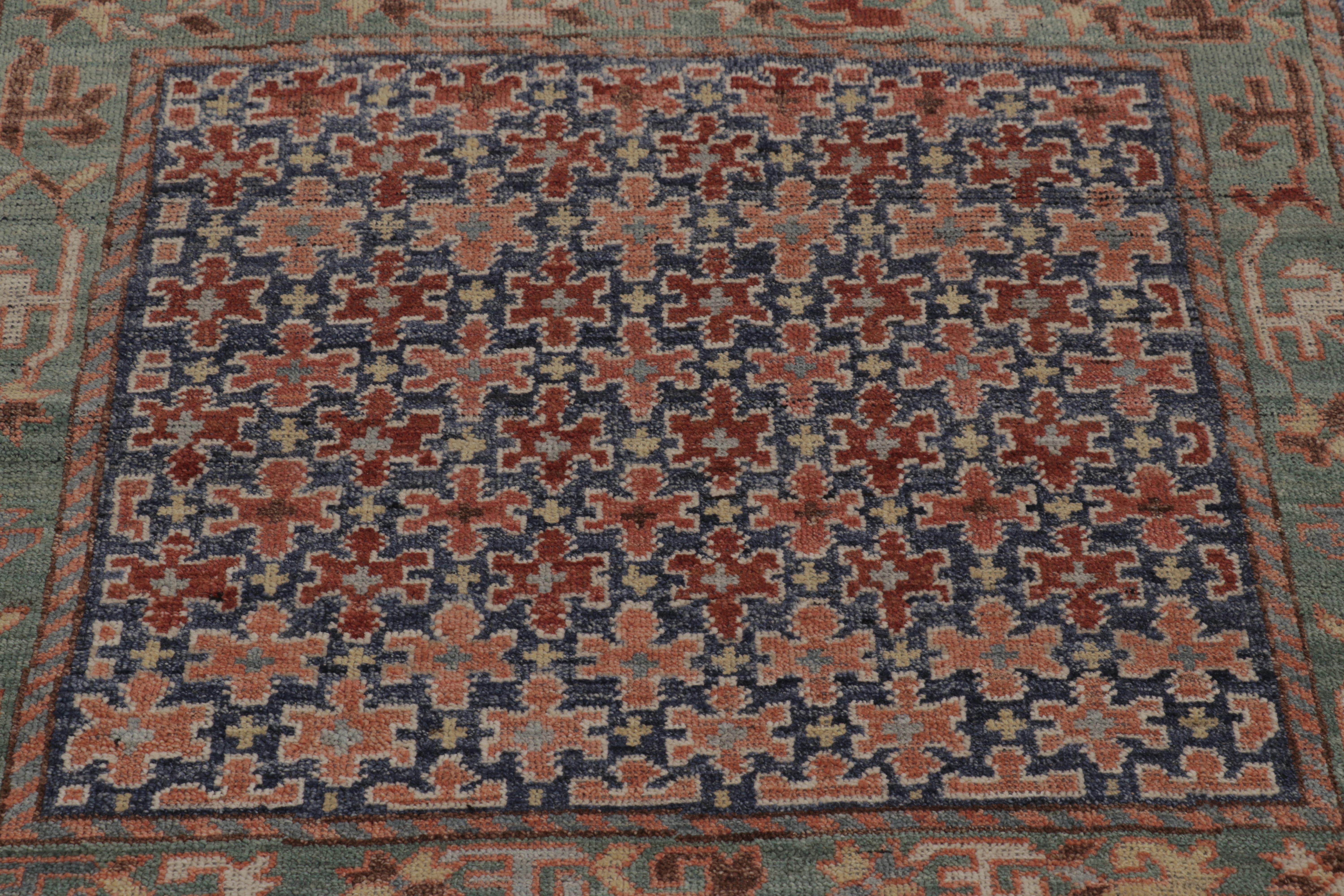 Turc Rug & Kilim's Shahsavan Tapis carré d'inspiration persane, motifs floraux ludiques en vente