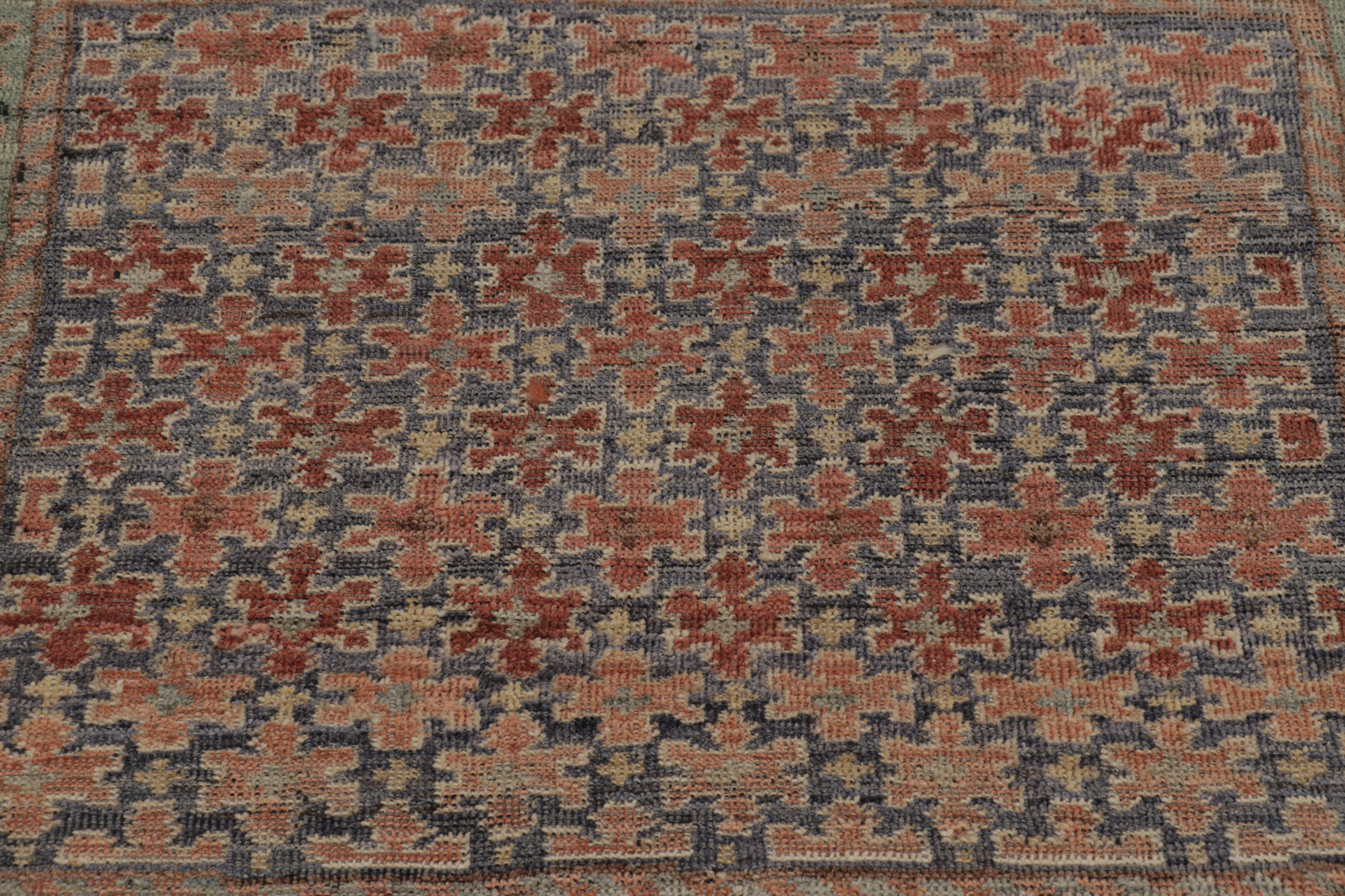 Turco Rug & Kilim, Tappeto quadrato di ispirazione persiana Shahsavan, con motivi floreali giocosi in vendita