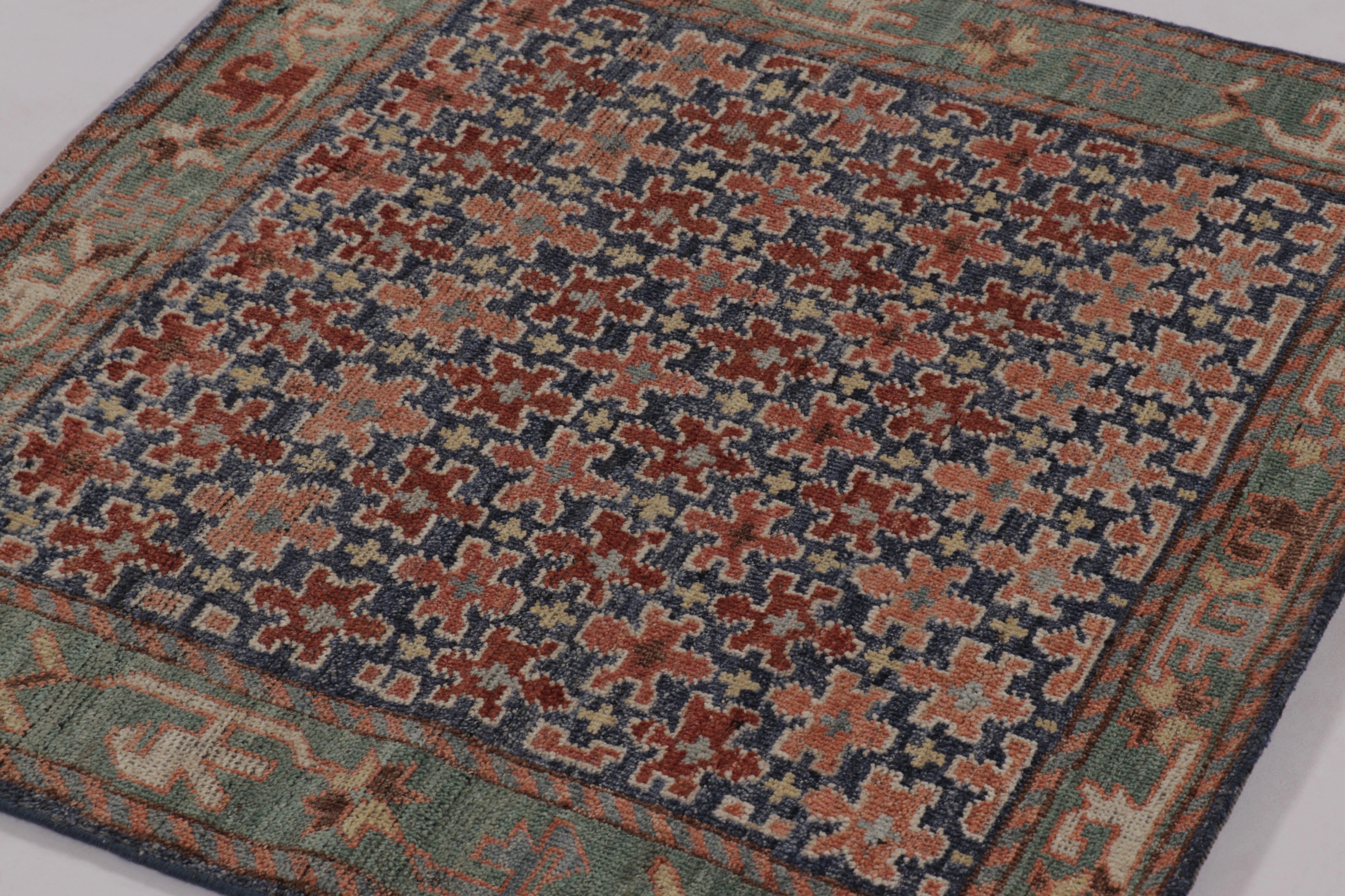 XXIe siècle et contemporain Rug & Kilim's Shahsavan Tapis carré d'inspiration persane, motifs floraux ludiques en vente