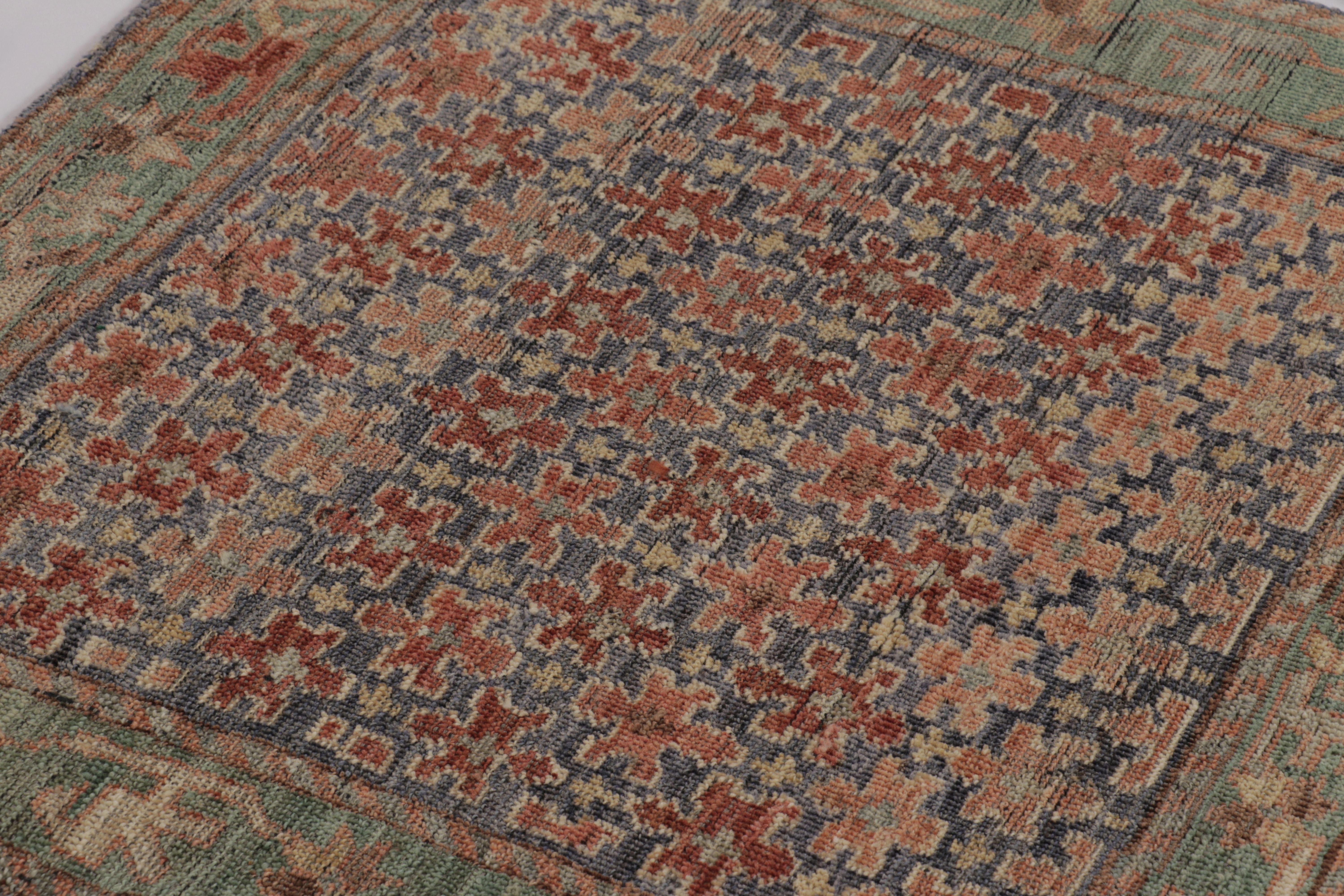 XXI secolo e contemporaneo Rug & Kilim, Tappeto quadrato di ispirazione persiana Shahsavan, con motivi floreali giocosi in vendita