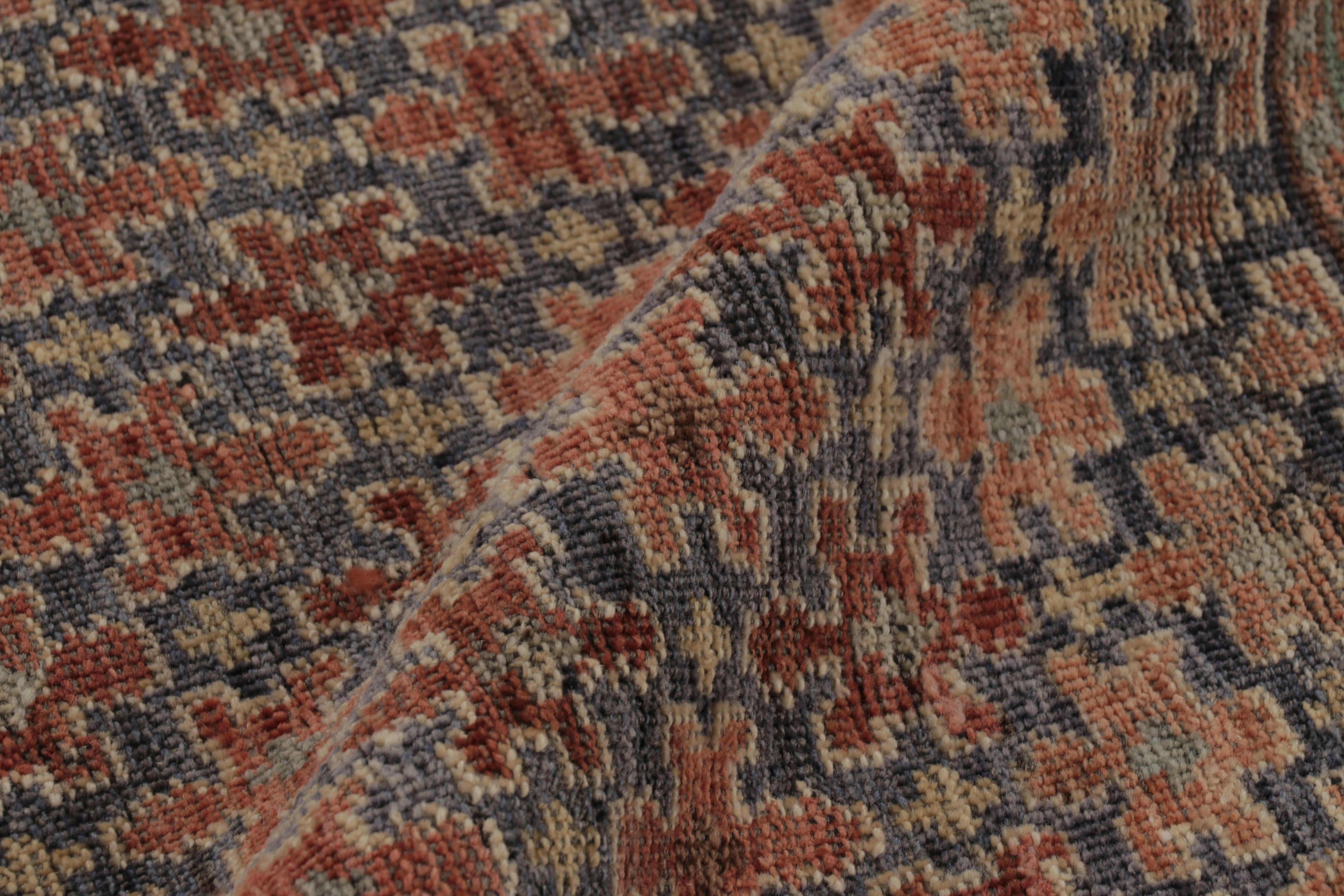 Lana Rug & Kilim, Tappeto quadrato di ispirazione persiana Shahsavan, con motivi floreali giocosi in vendita