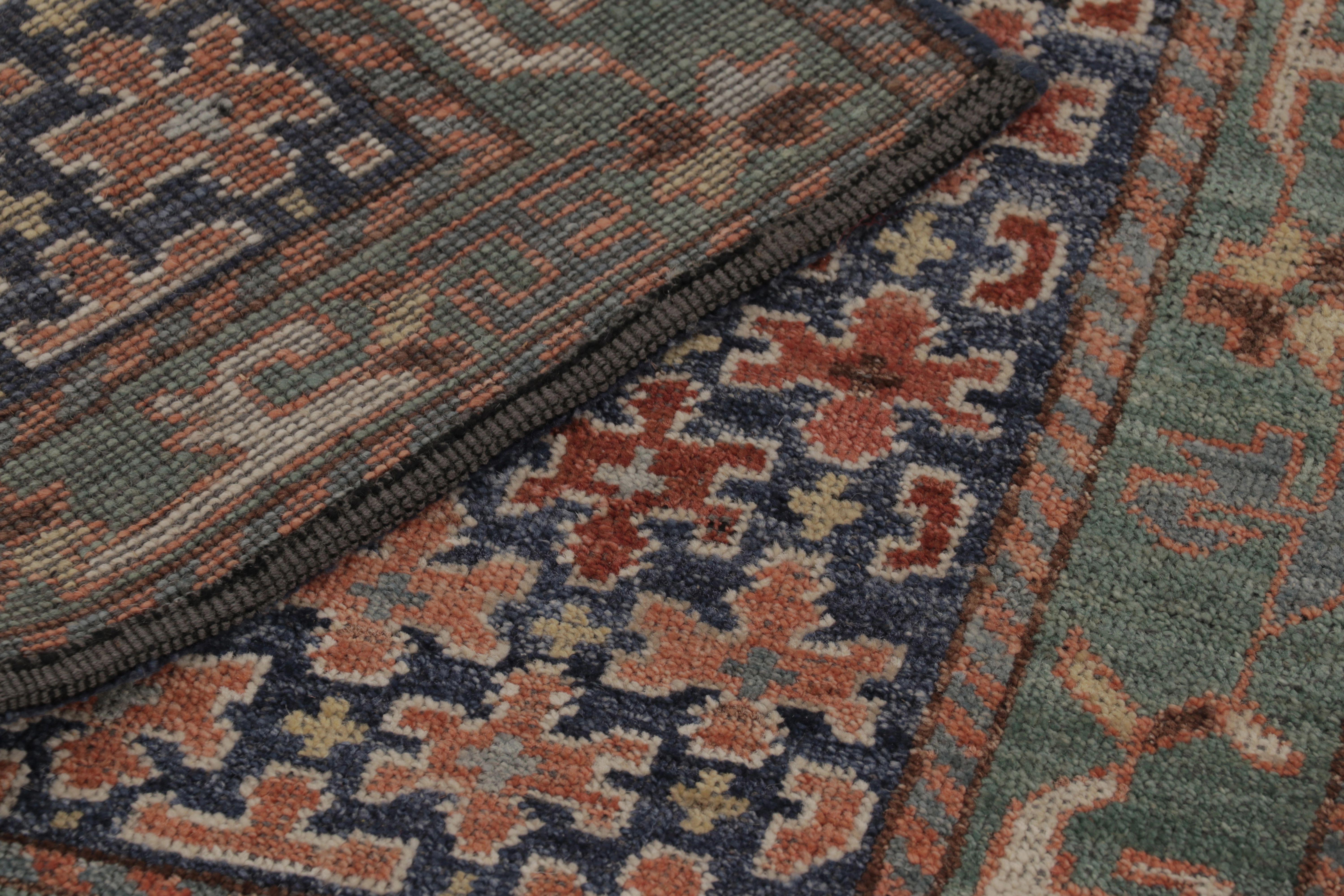 Rug & Kilim's Shahsavan Tapis carré d'inspiration persane, motifs floraux ludiques en vente 1