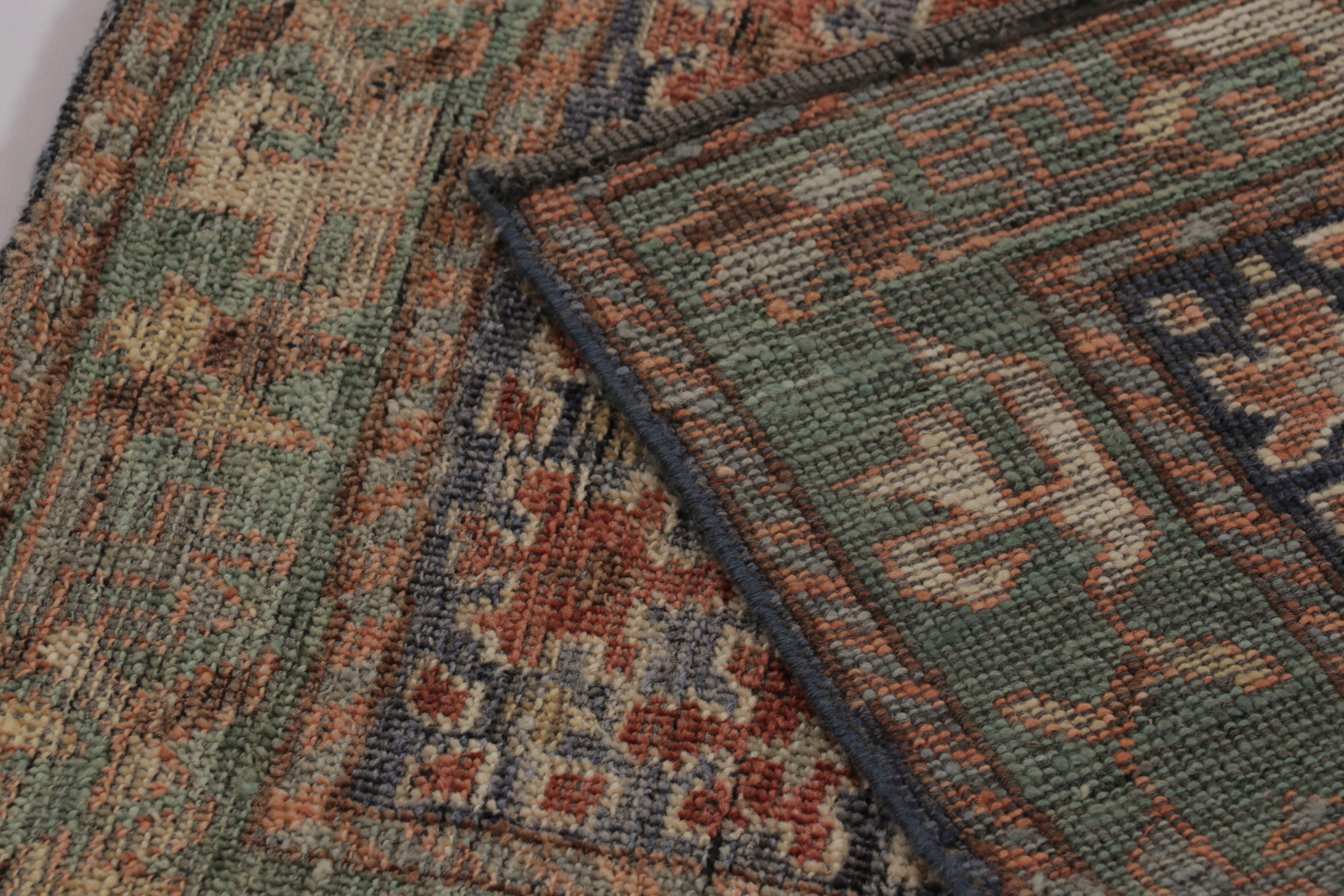 Rug & Kilim, Tappeto quadrato di ispirazione persiana Shahsavan, con motivi floreali giocosi in vendita 1