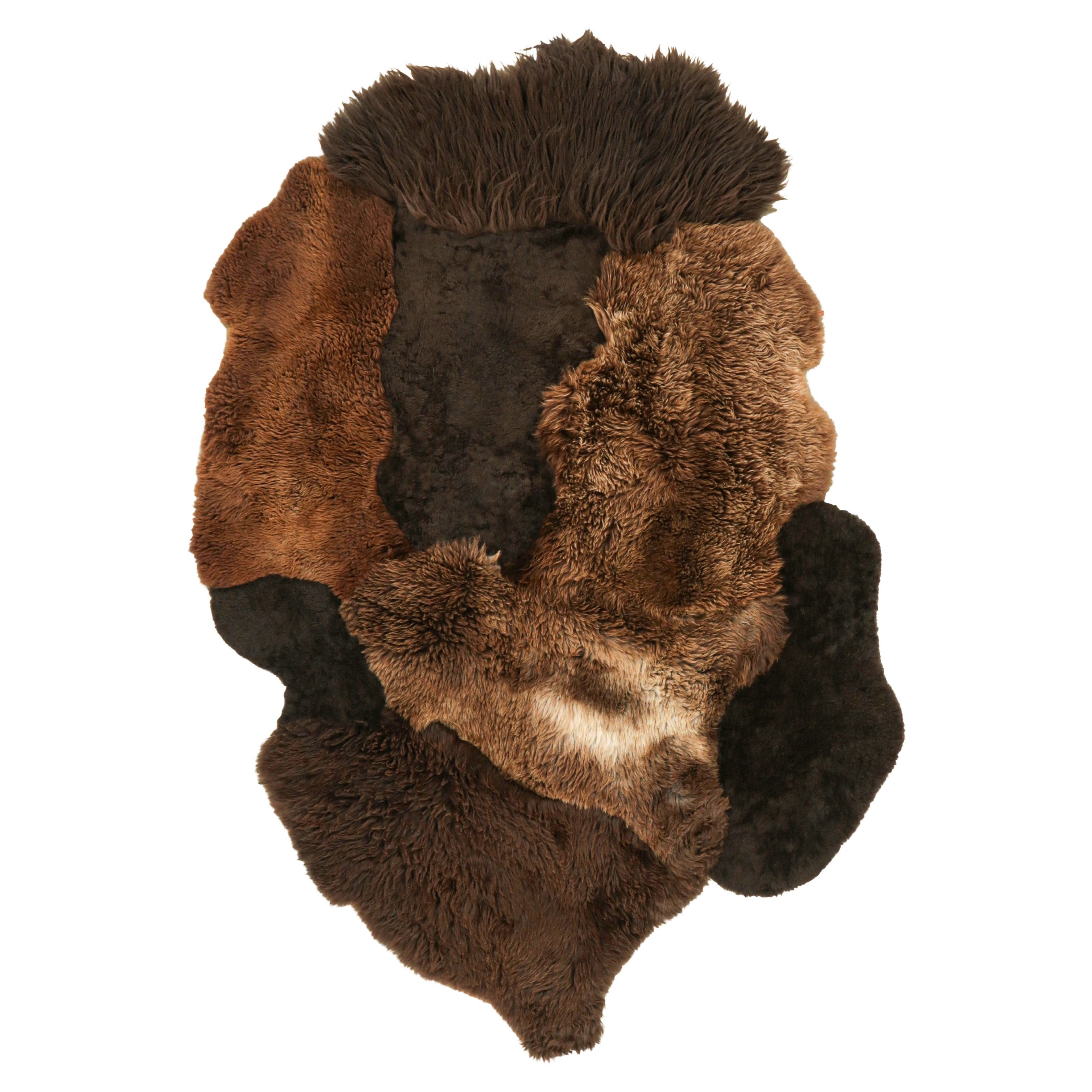 Rug & Kilim's Schafsfell-Multipelz-Teppich in Braun- und Schwarztönen