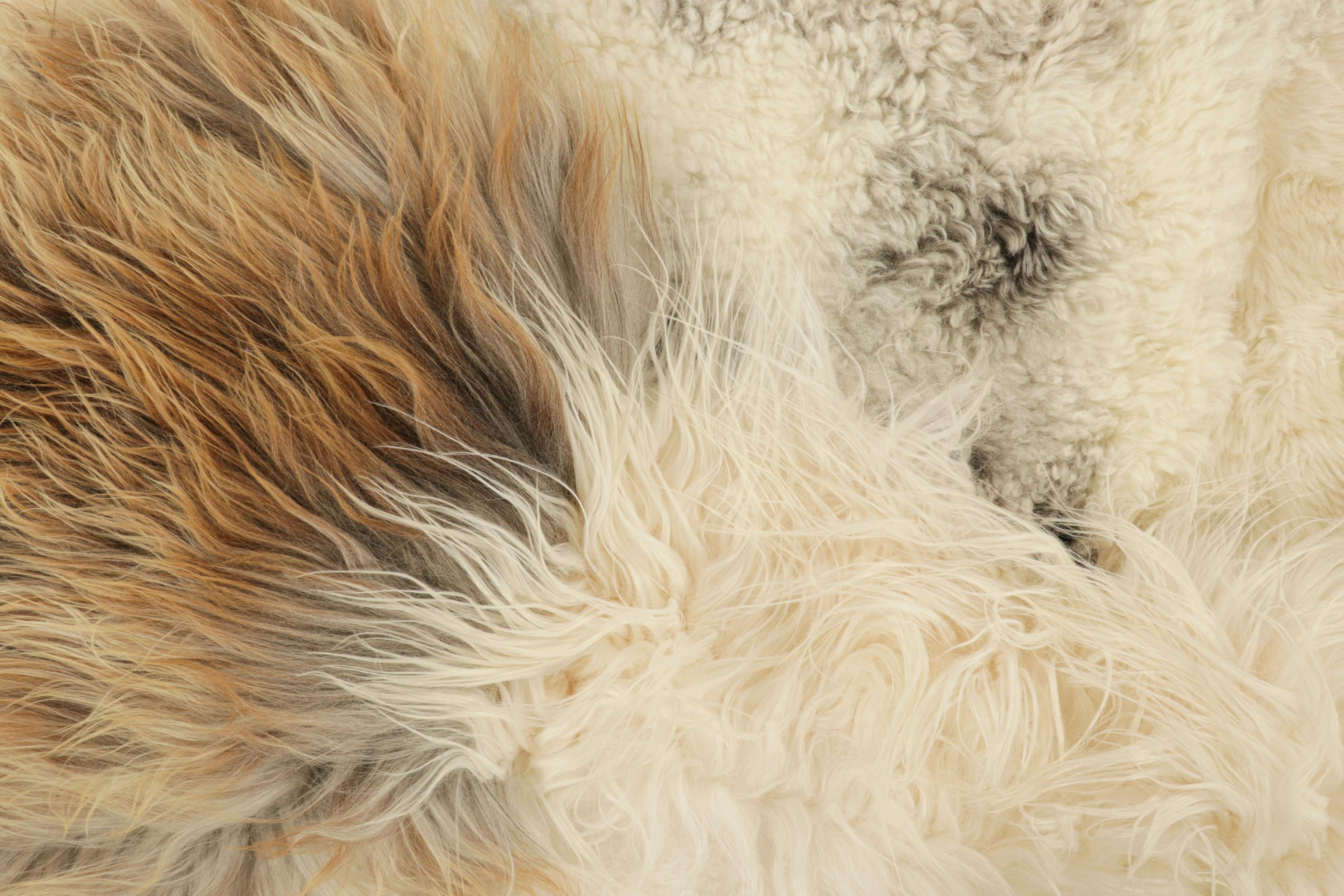 Alfombra de piel de oveja multipiel de Rug & Kilim en tonos marrones y blancos Moderno en venta
