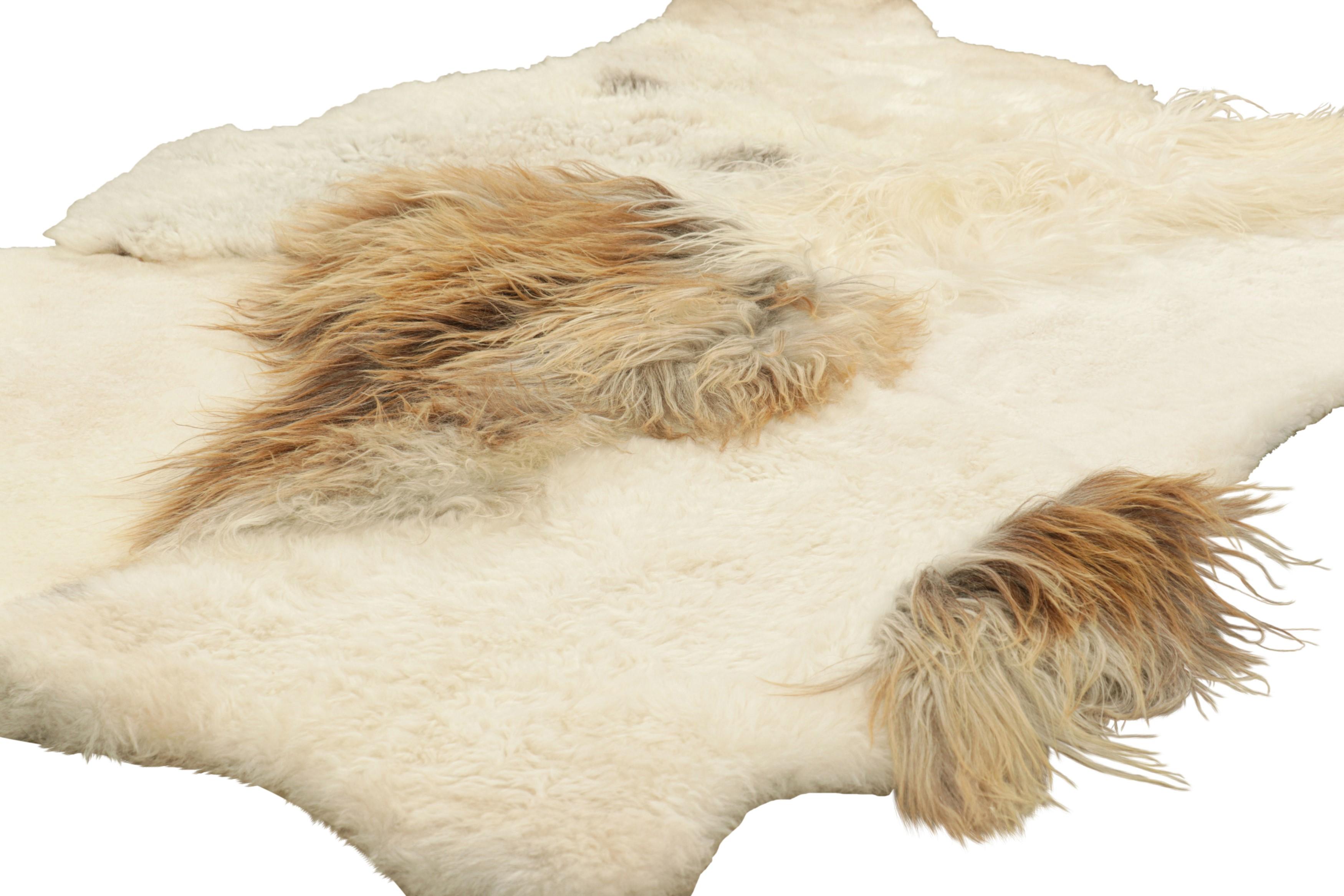 Alfombra de piel de oveja multipiel de Rug & Kilim en tonos marrones y blancos Islandés en venta