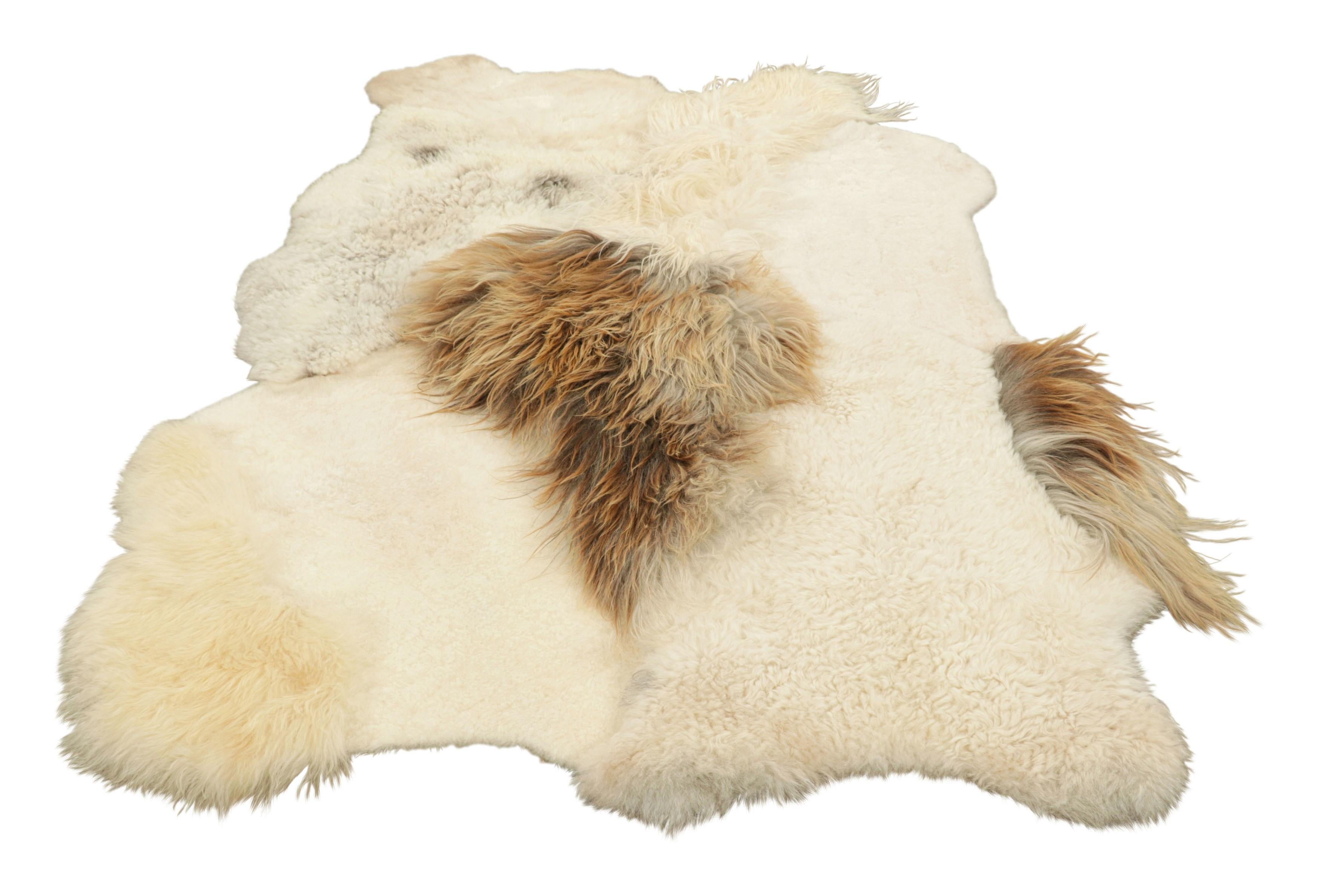 Alfombra de piel de oveja multipiel de Rug & Kilim en tonos marrones y blancos Anudado a mano en venta