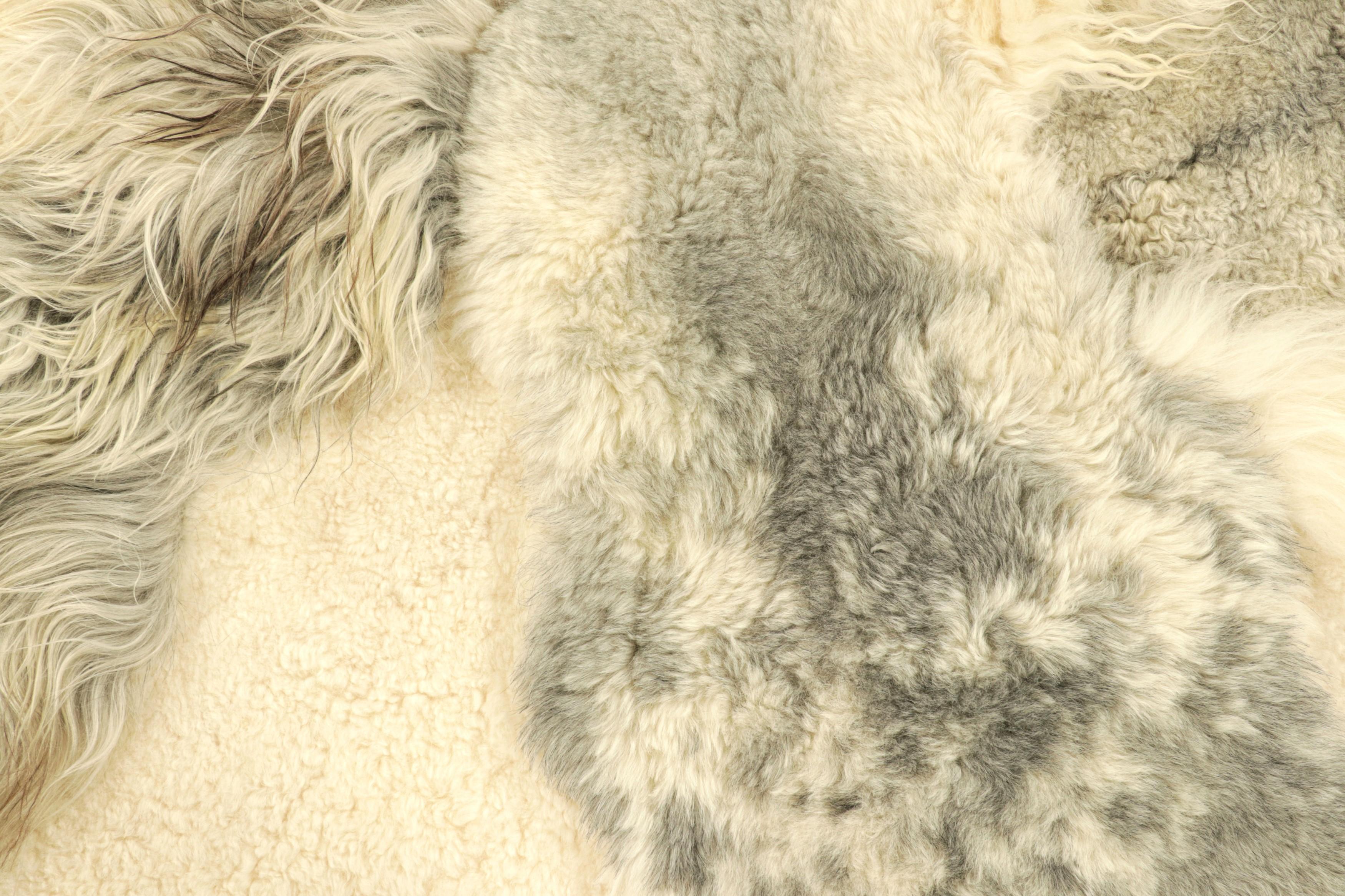 Alfombra de piel de oveja multipiel de Rug & Kilim en tonos grises y blancos Moderno en venta