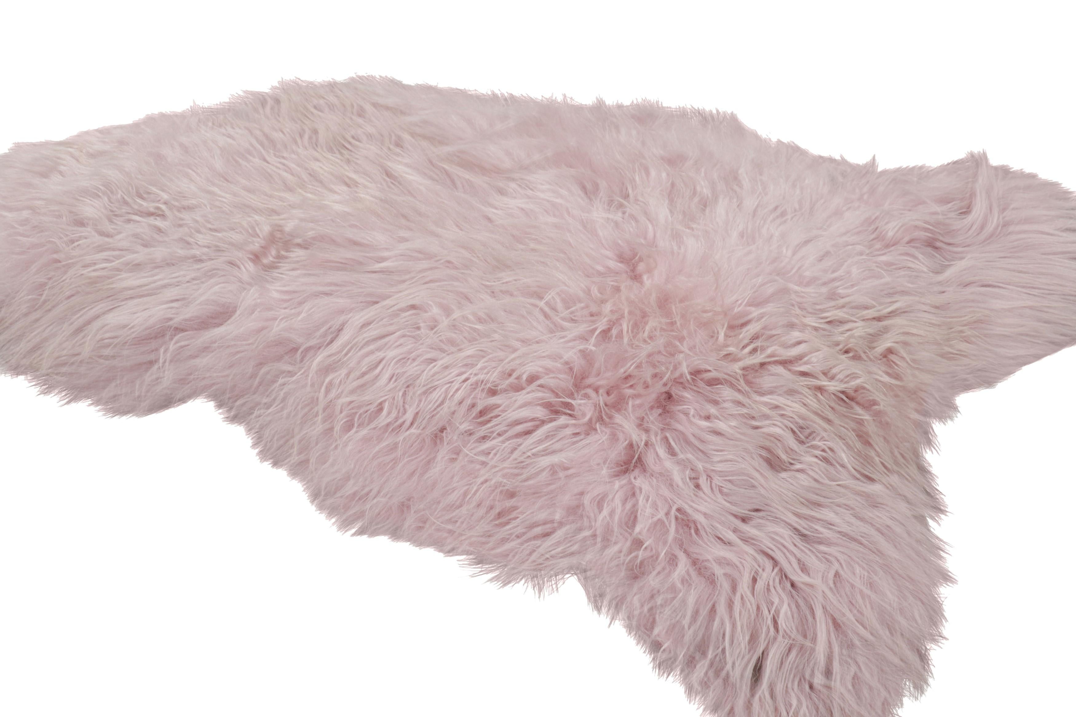 Icelandic Rug & Kilim’s Sheepskin Single-Pelt Fur Rug in Dusk Pink For Sale