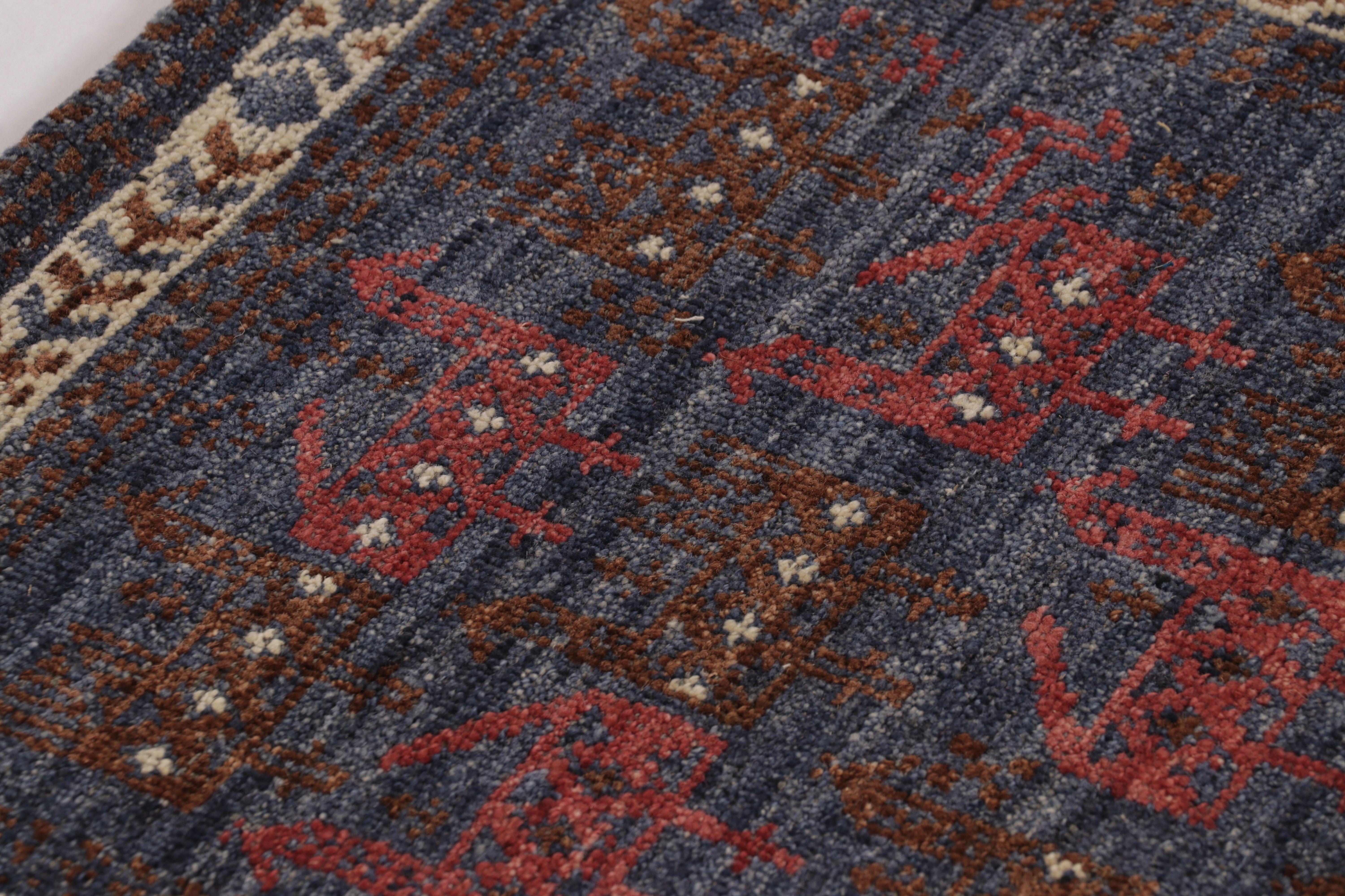 Alfombra persa inspirada en Shirvan de Rug & Kilim, expresivos dibujos de animales Anudado a mano en venta