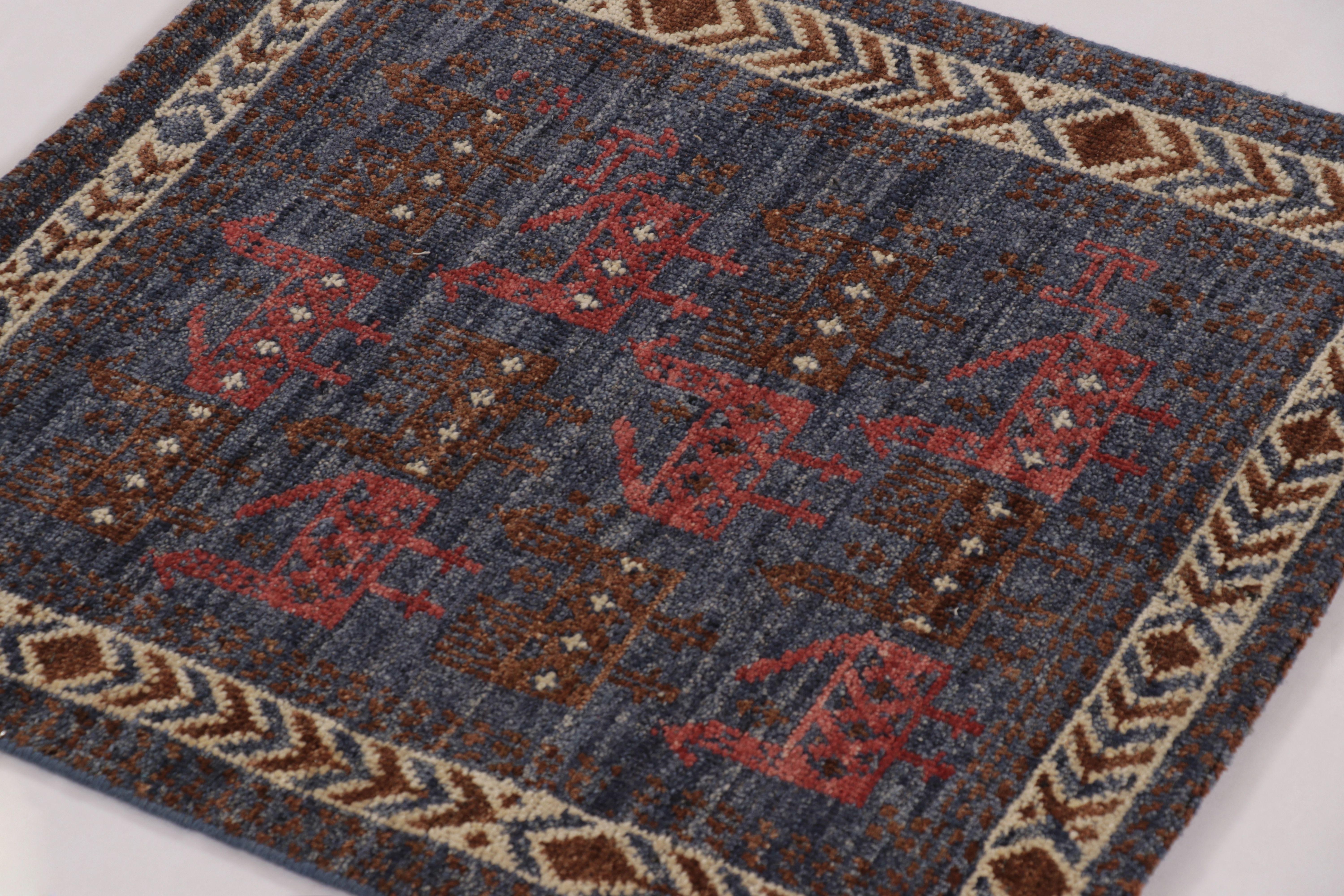 Alfombra persa inspirada en Shirvan de Rug & Kilim, expresivos dibujos de animales Siglo XXI y contemporáneo en venta