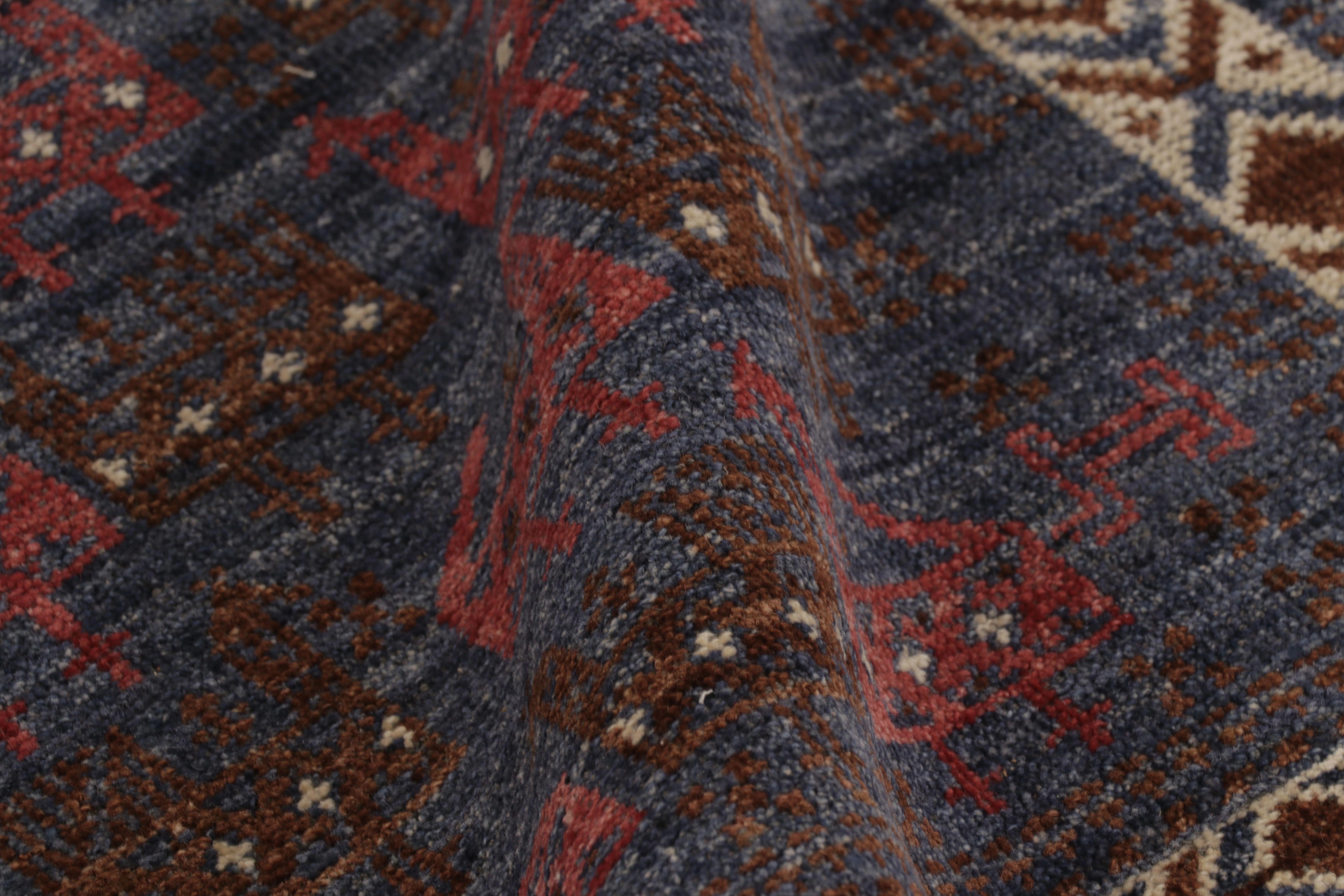 Alfombra persa inspirada en Shirvan de Rug & Kilim, expresivos dibujos de animales Lana en venta