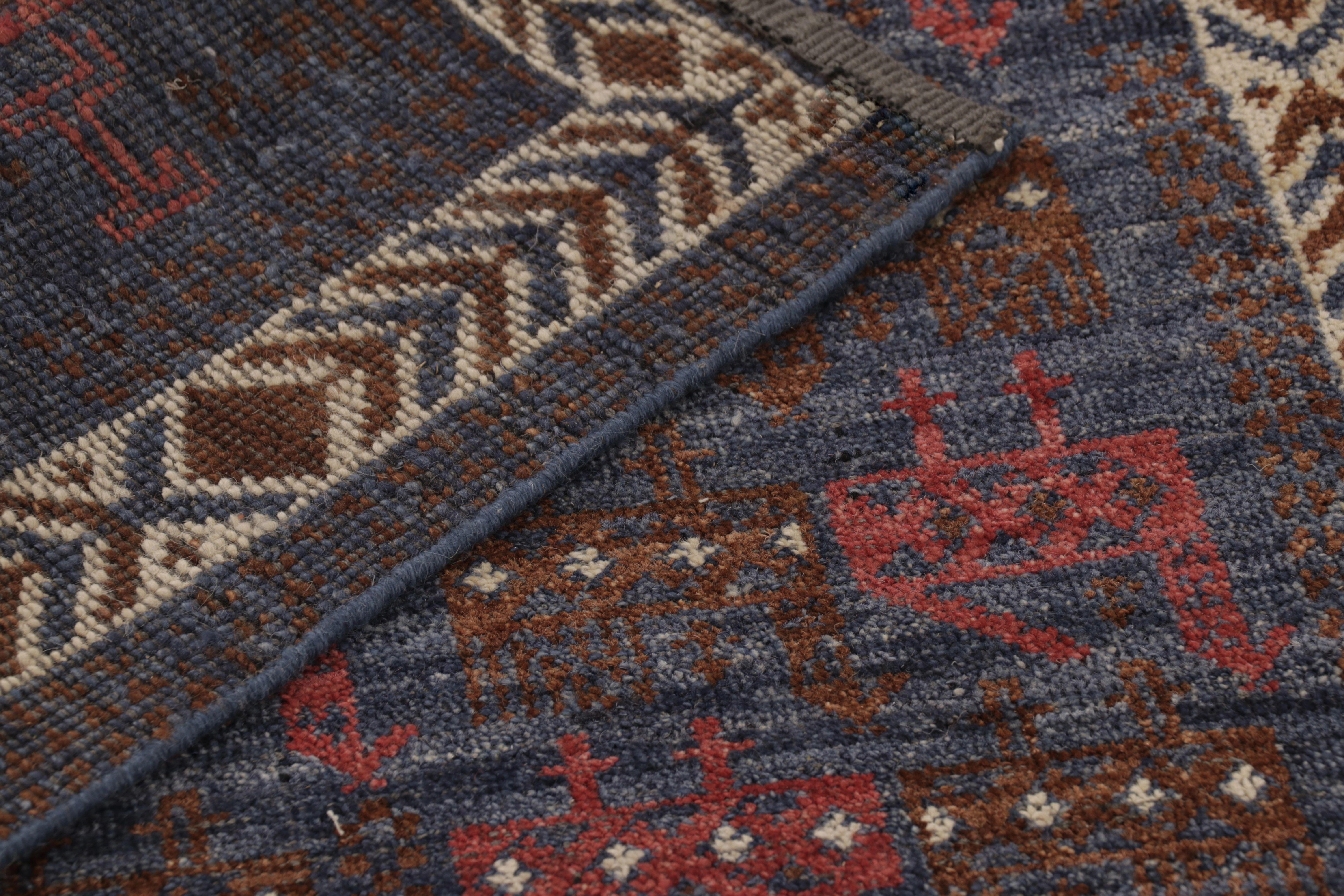 Alfombra persa inspirada en Shirvan de Rug & Kilim, expresivos dibujos de animales en venta 1