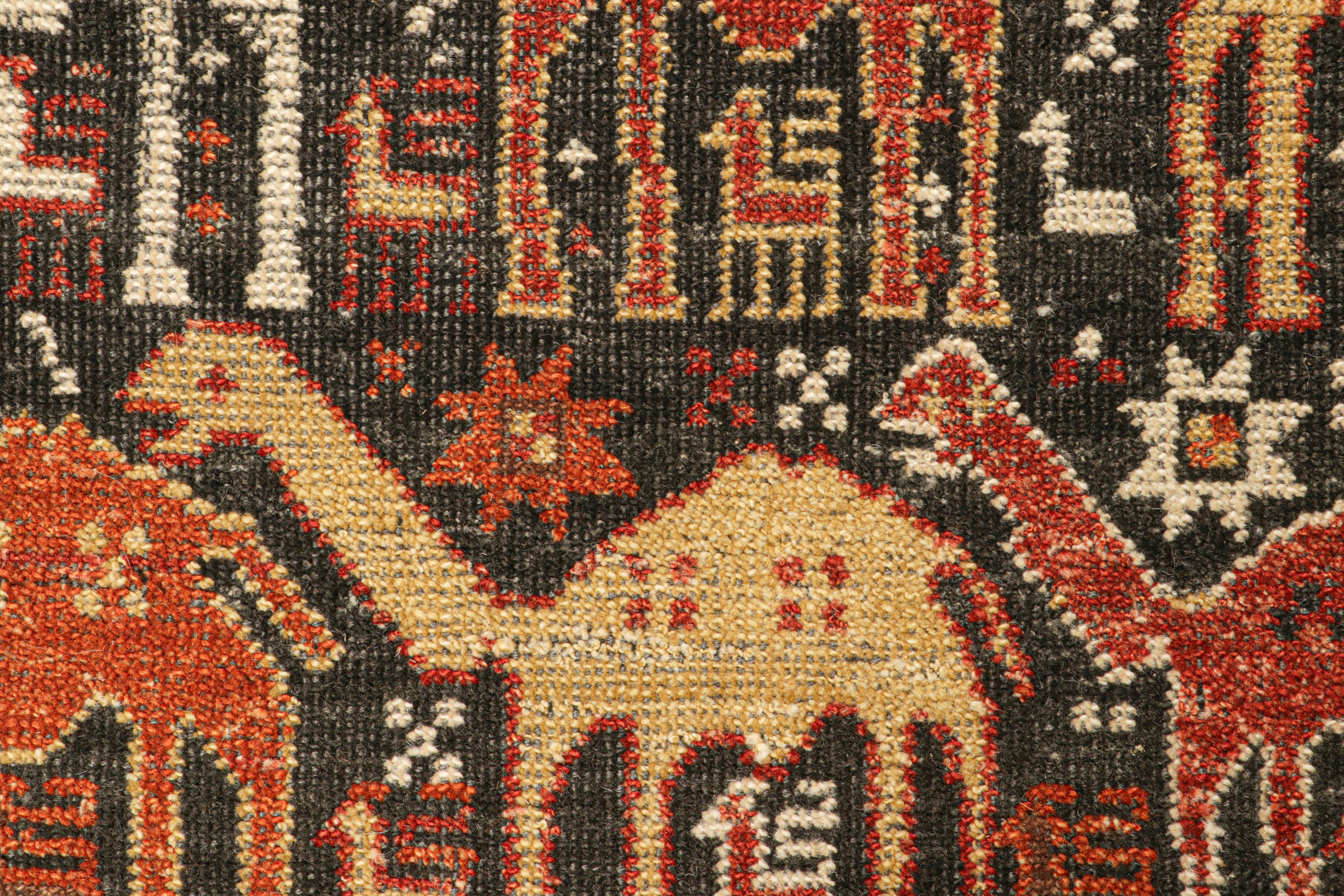 Alfombra estilo Shirvan de Rug & Kilim con dibujos geométricos en camel Indio en venta