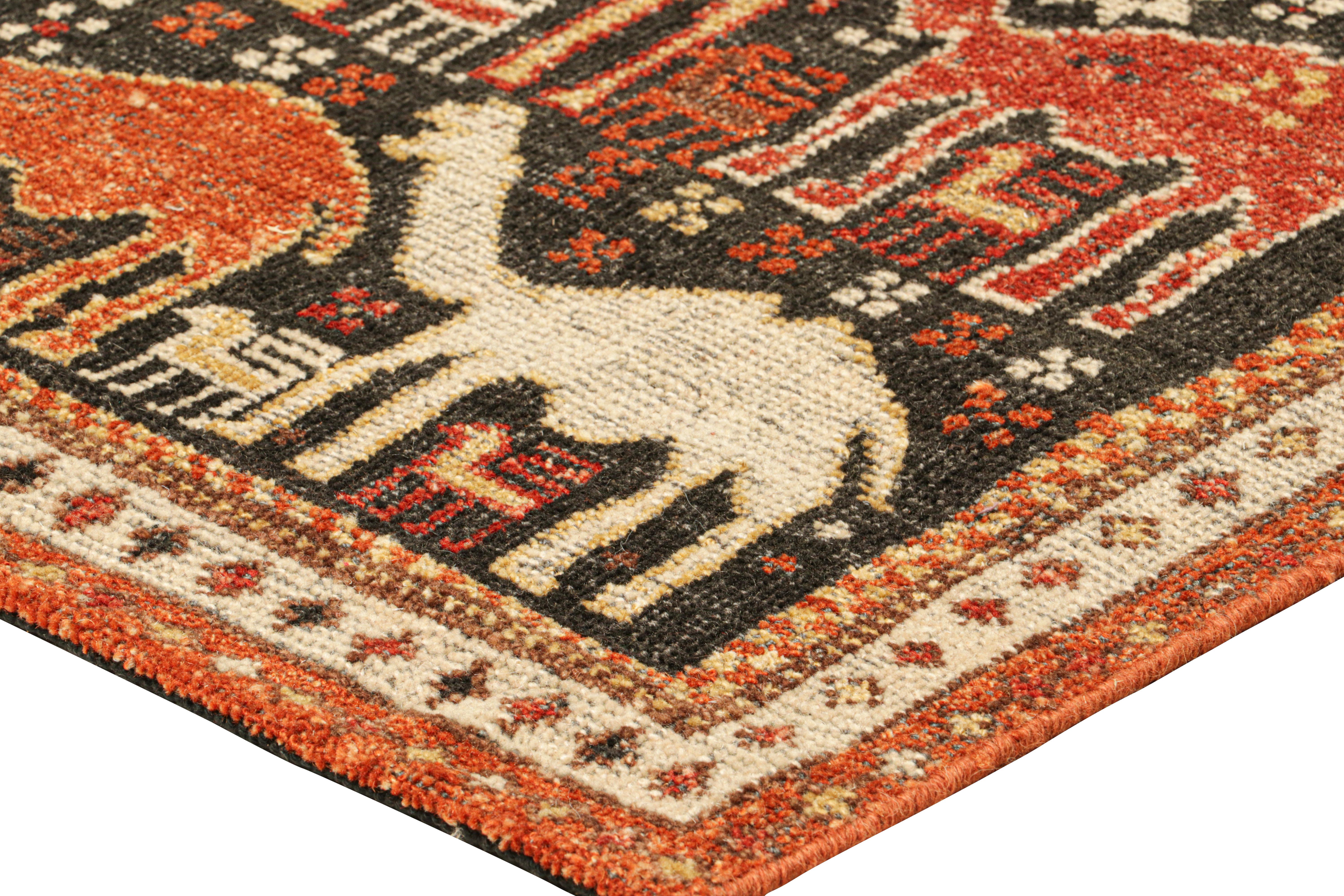 Alfombra estilo Shirvan de Rug & Kilim con dibujos geométricos en camel Siglo XXI y contemporáneo en venta