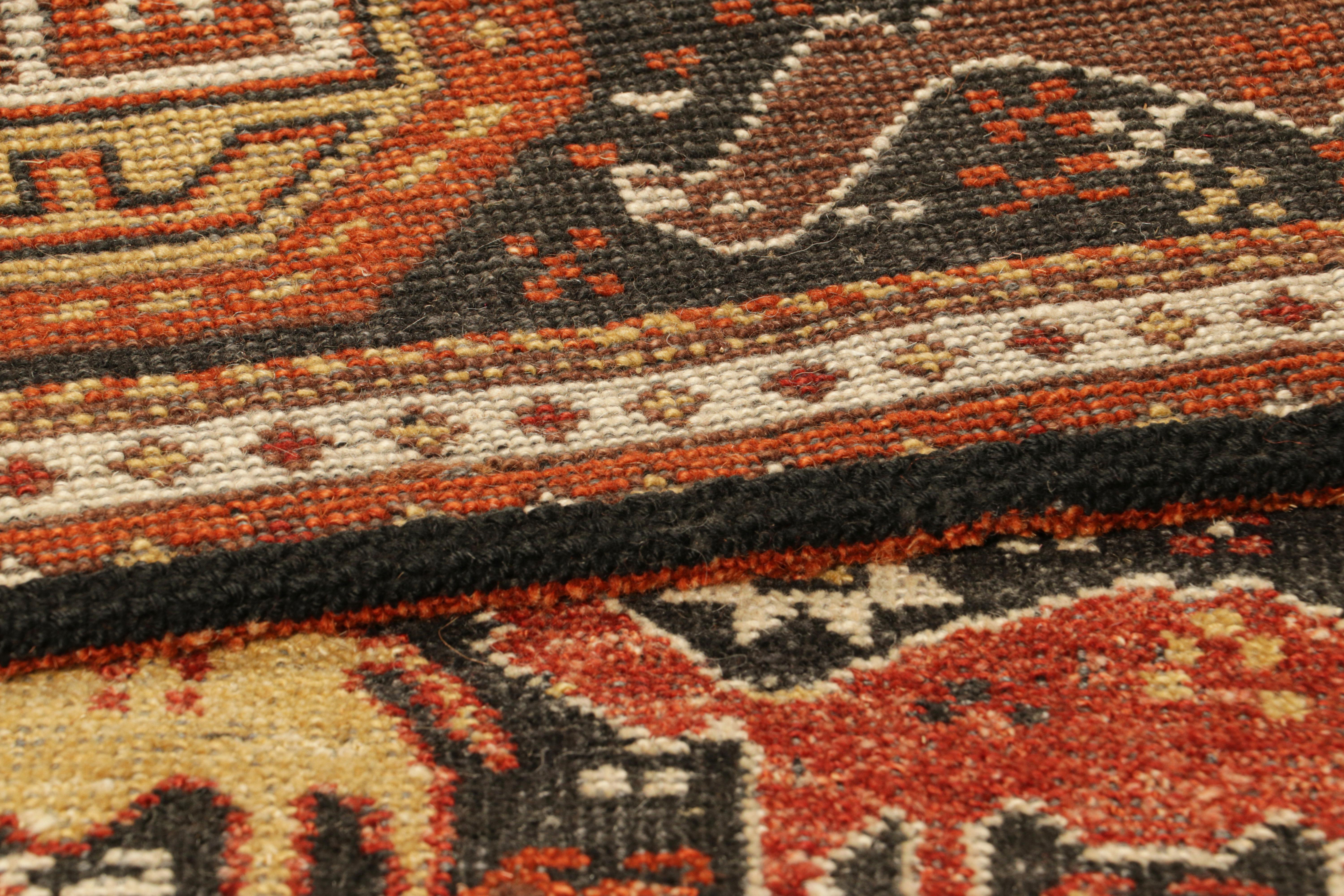 Alfombra estilo Shirvan de Rug & Kilim con dibujos geométricos en camel Lana en venta