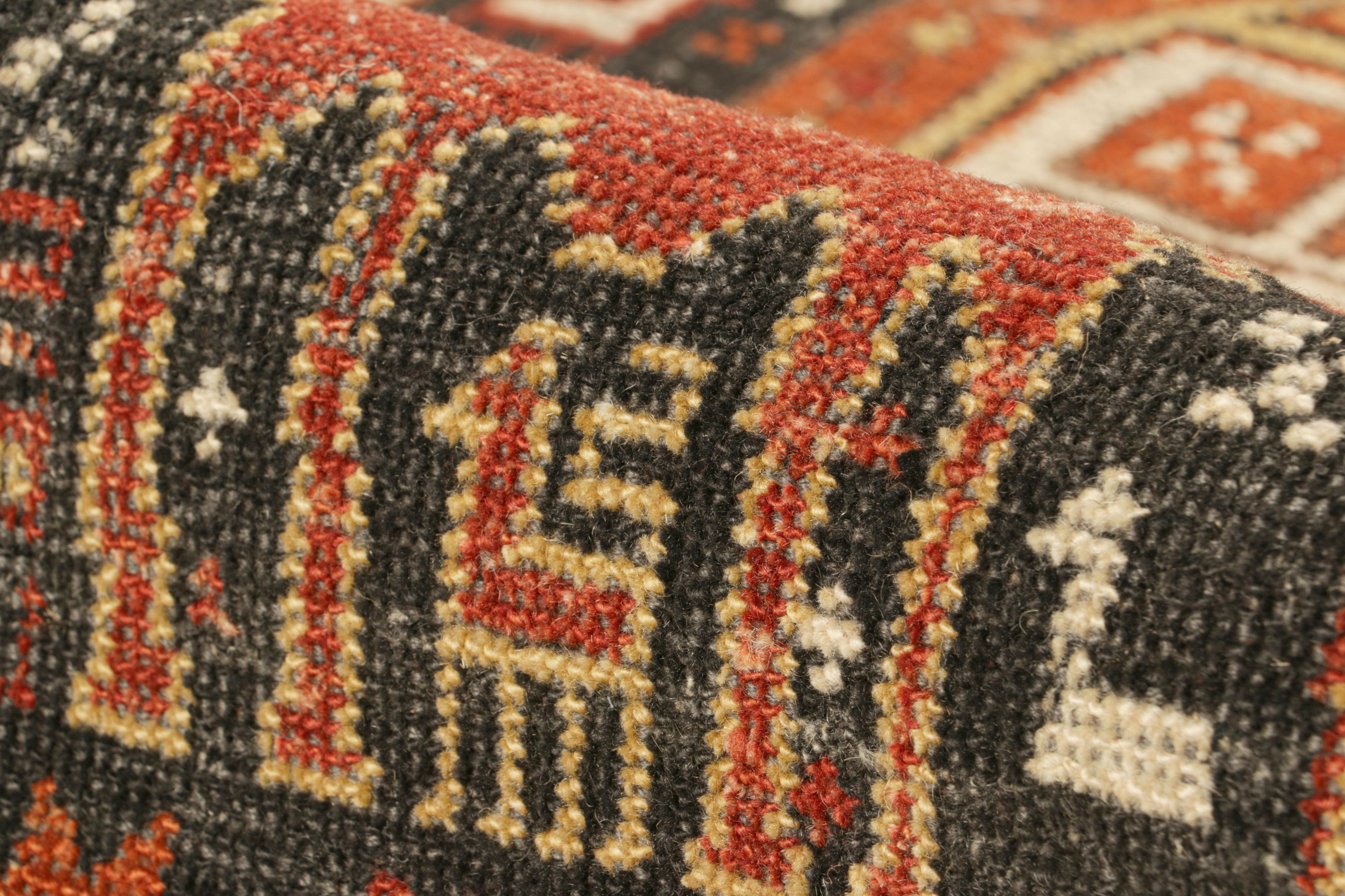 Alfombra estilo Shirvan de Rug & Kilim con dibujos geométricos en camel en venta 1