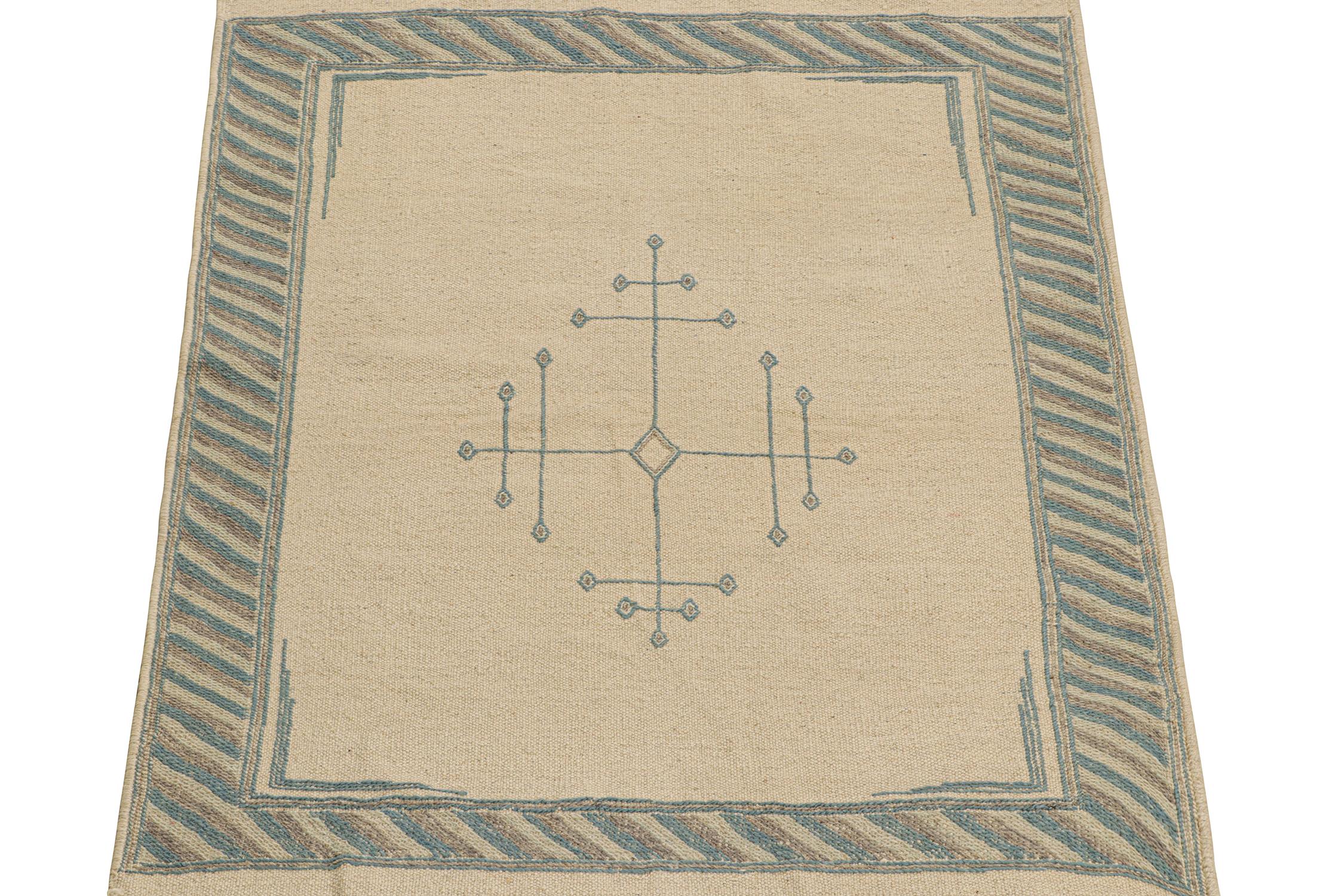 Questo kilim persiano contemporaneo 3x4 è una nuova ed entusiasmante aggiunta ai design a trama piatta di Rug & Kilim. Il suo design, tessuto a mano in lana, si ispira agli antichi Sofreh Kilim persiani, un noto stile di tappeto tribale ricco di