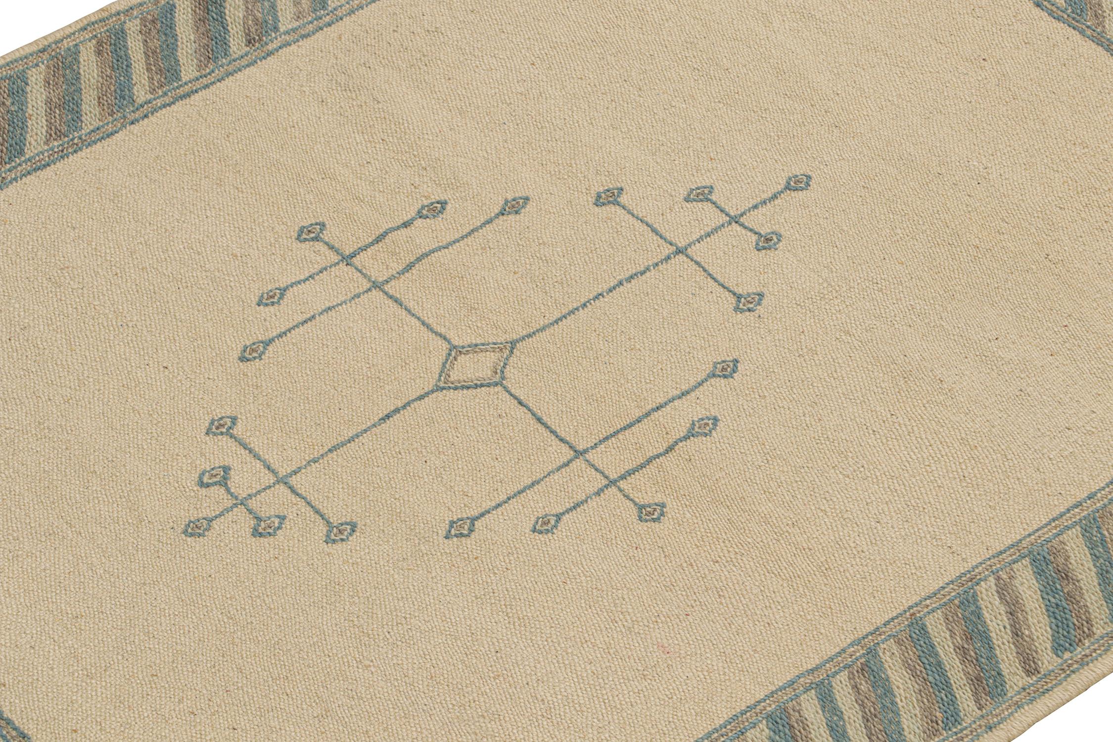 Persiano Rug & Kilim: Kilim persiano in stile Sofreh in beige con medaglione blu in vendita