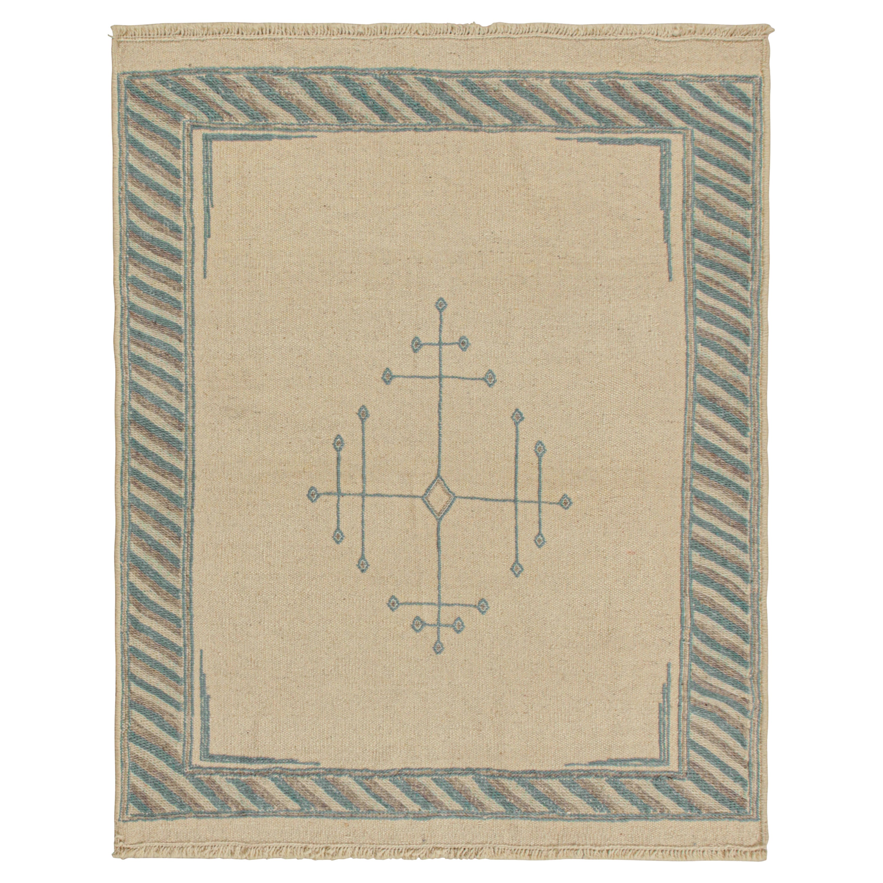 Rug 
Kilim: Kilim persiano in stile Sofreh in beige con medaglione blu in vendita