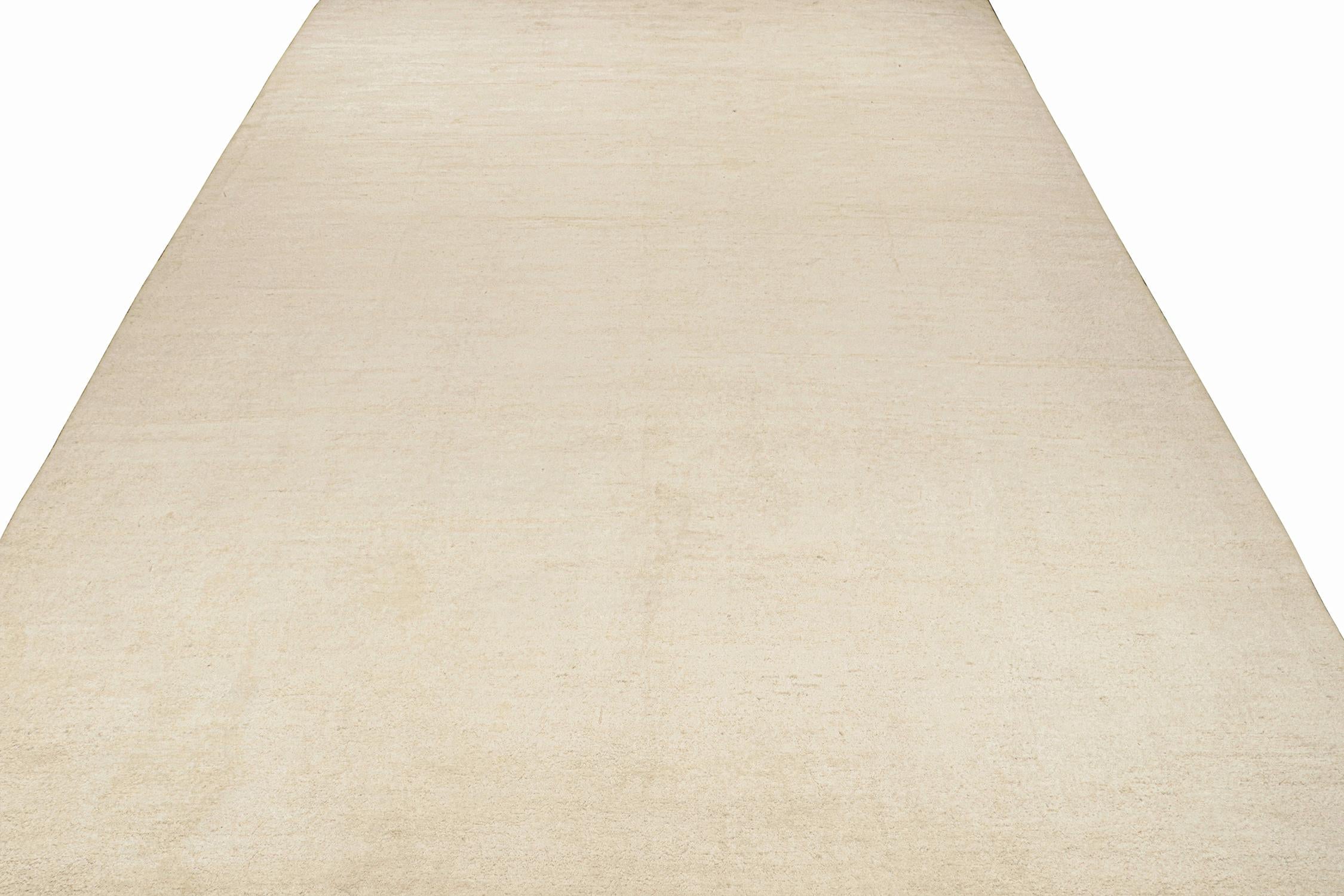 Moderno Rug & Kilim è un tappeto solido beige-marrone in stile contemporaneo tono su tono. in vendita
