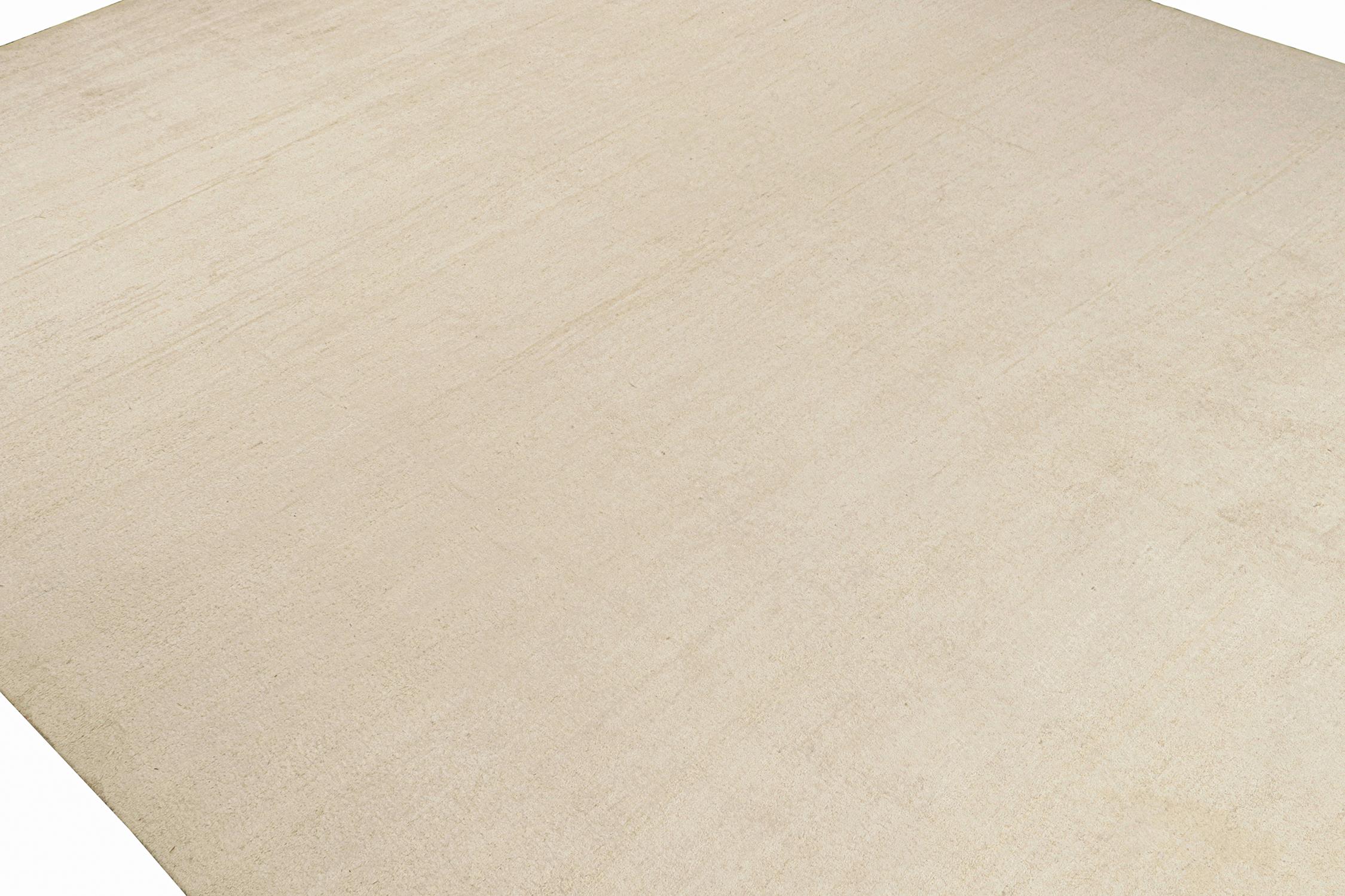 Indien Rug & Kilim's Solid Beige-Brown Rug in Tone-on-tone Contemporary Style (tapis beige et brun uni dans un style contemporain) en vente