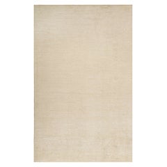 Rug & Kilim è un tappeto solido beige-marrone in stile contemporaneo tono su tono.