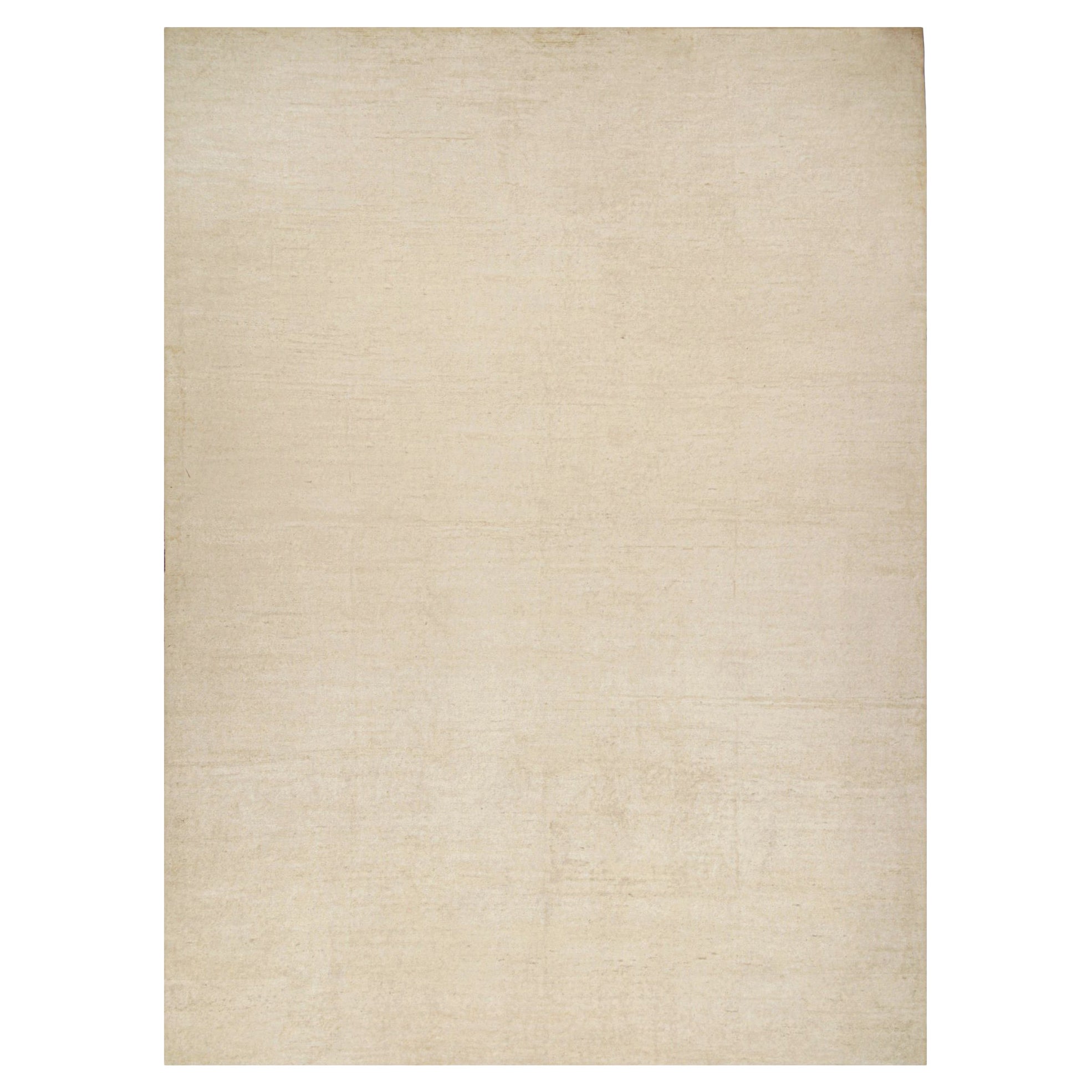 Rug & Kilim è un tappeto solido beige-marrone in stile contemporaneo tono su tono.