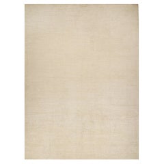 Rug & Kilim è un tappeto solido beige-marrone in stile contemporaneo tono su tono.