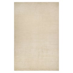 Rug & Kilim è un tappeto solido beige-marrone in stile contemporaneo tono su tono.