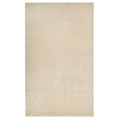 Rug & Kilim è un tappeto solido beige-marrone in stile contemporaneo tono su tono.