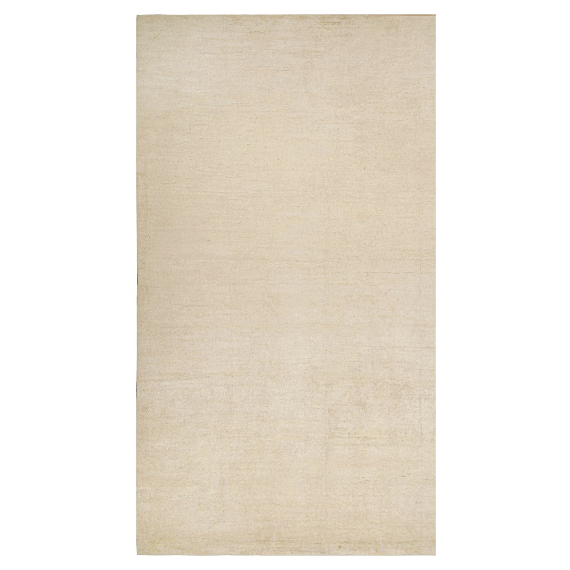 Rug & Kilim è un tappeto solido beige-marrone in stile contemporaneo tono su tono.