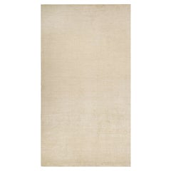 Rug & Kilim è un tappeto solido beige-marrone in stile contemporaneo tono su tono.