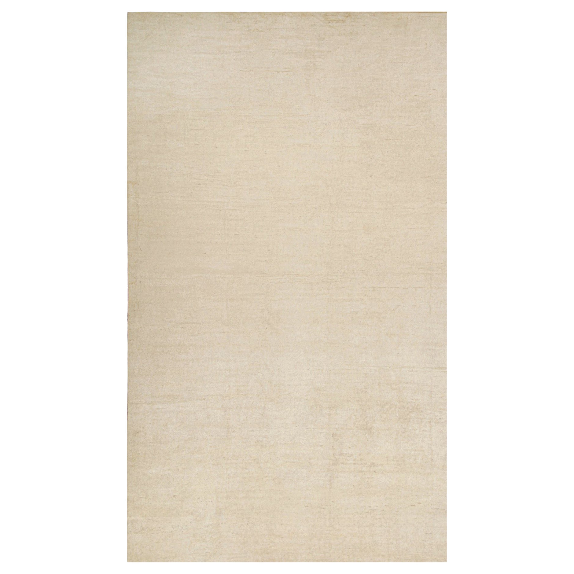 Rug & Kilim è un tappeto solido beige-marrone in stile contemporaneo tono su tono.