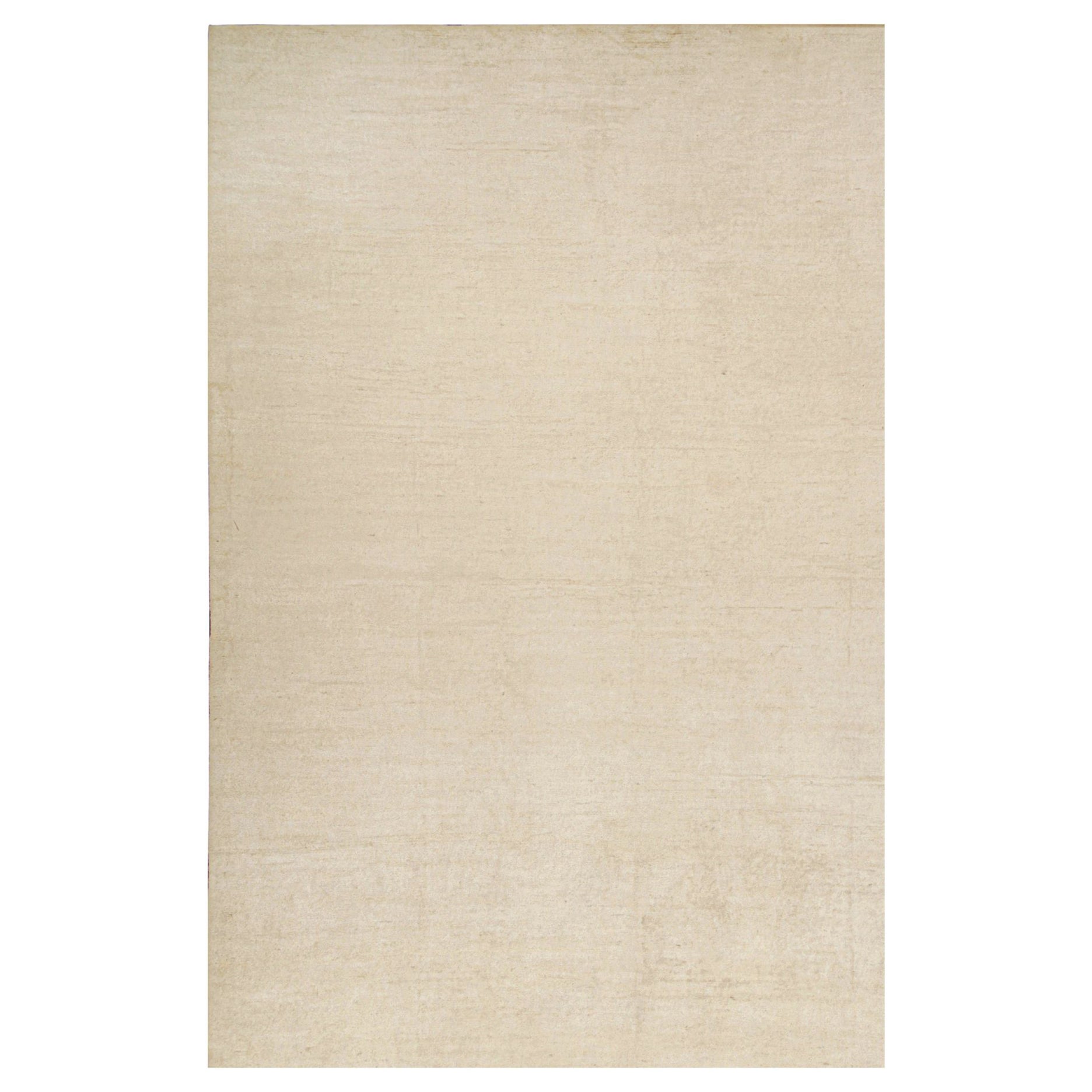 Rug & Kilim è un tappeto solido beige-marrone in stile contemporaneo tono su tono.