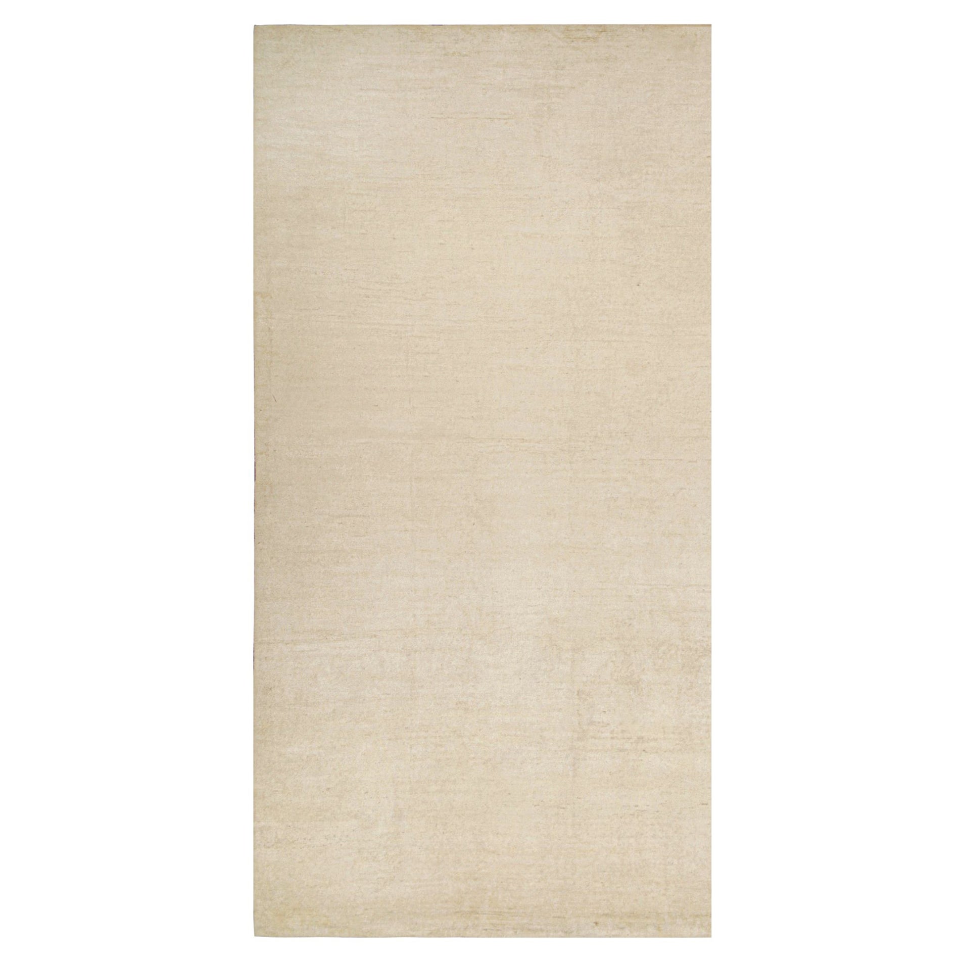 Rug & Kilim è un tappeto solido beige-marrone in stile contemporaneo tono su tono.