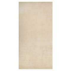 Rug & Kilim è un tappeto solido beige-marrone in stile contemporaneo tono su tono.
