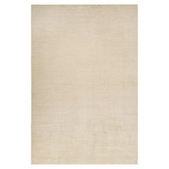 Rug & Kilim è un tappeto solido beige-marrone in stile contemporaneo tono su tono.