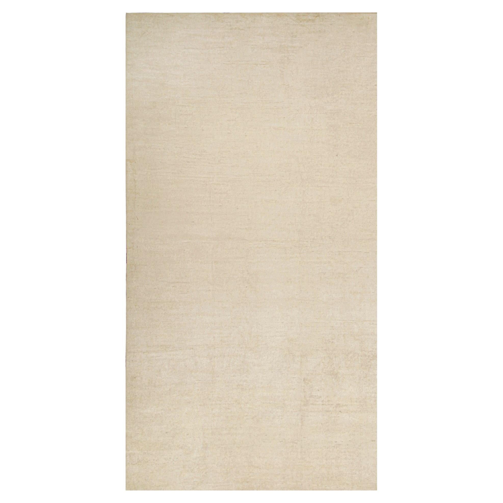 Rug 
Kilim è un tappeto solido beige-marrone in stile contemporaneo tono su tono.