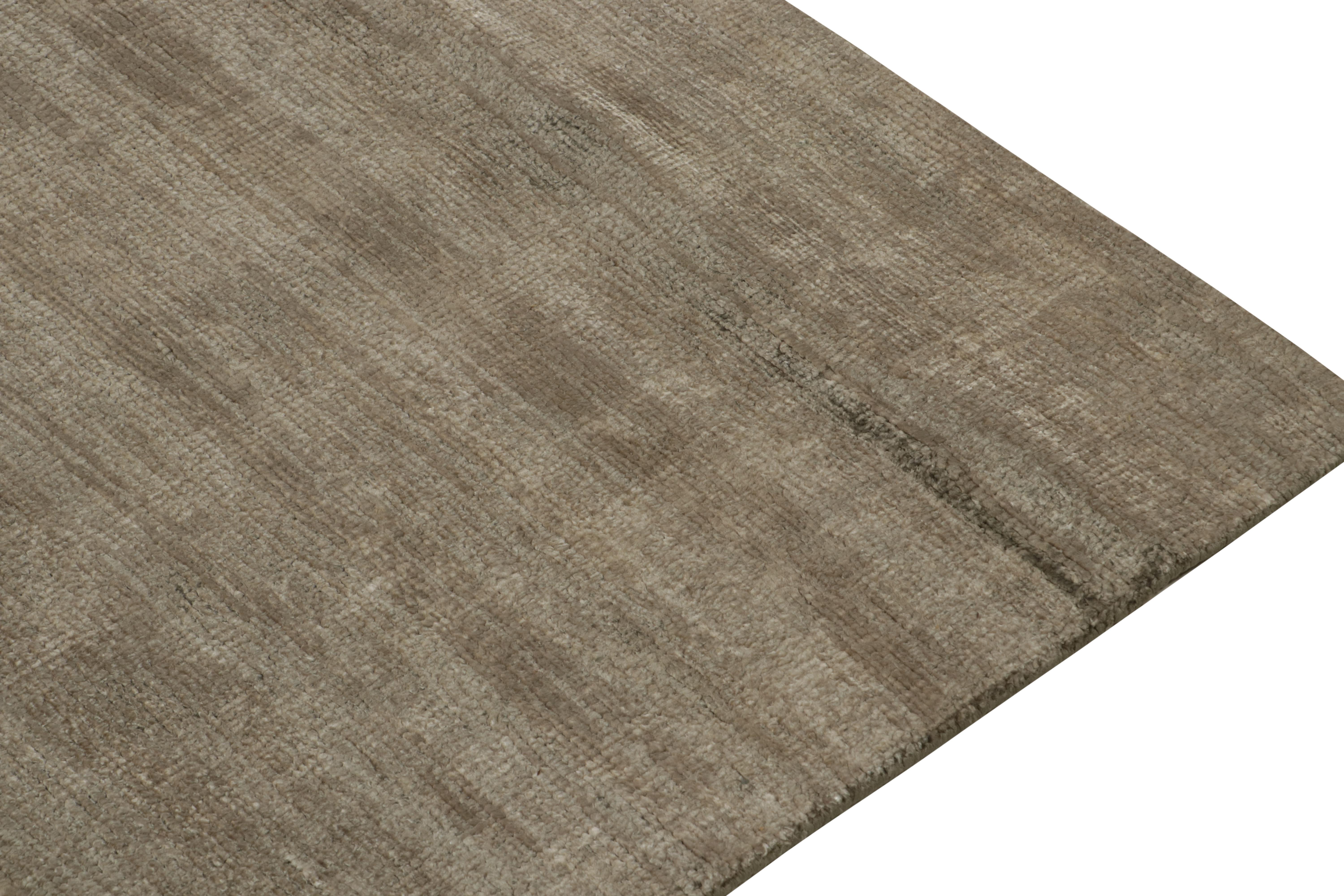 Annodato a mano Rug & Kilim è un tappeto grigio solido con strisce di seta annodate a mano tono su tono. in vendita